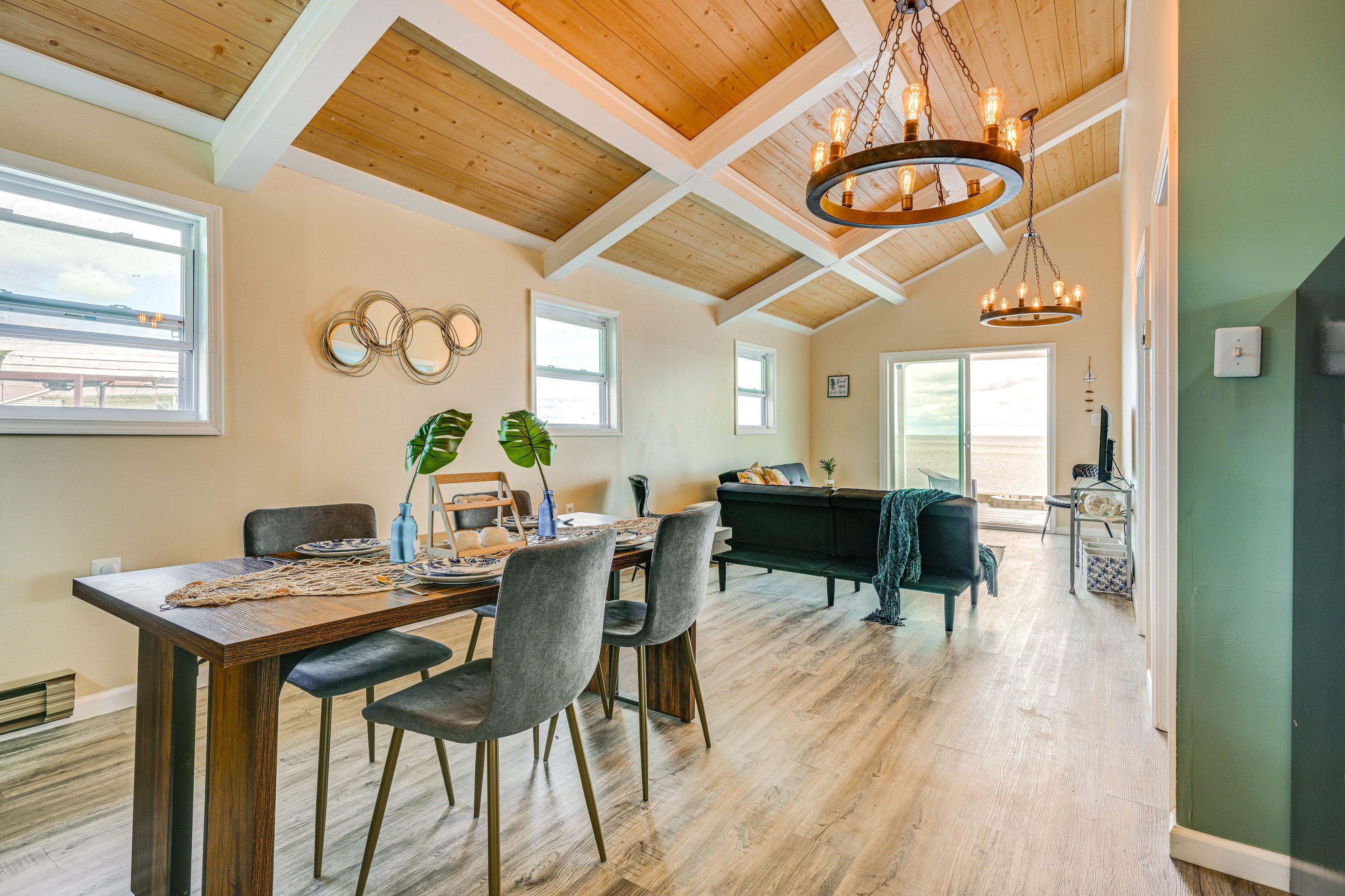 Dining Area | Dishware & Flatware Provided