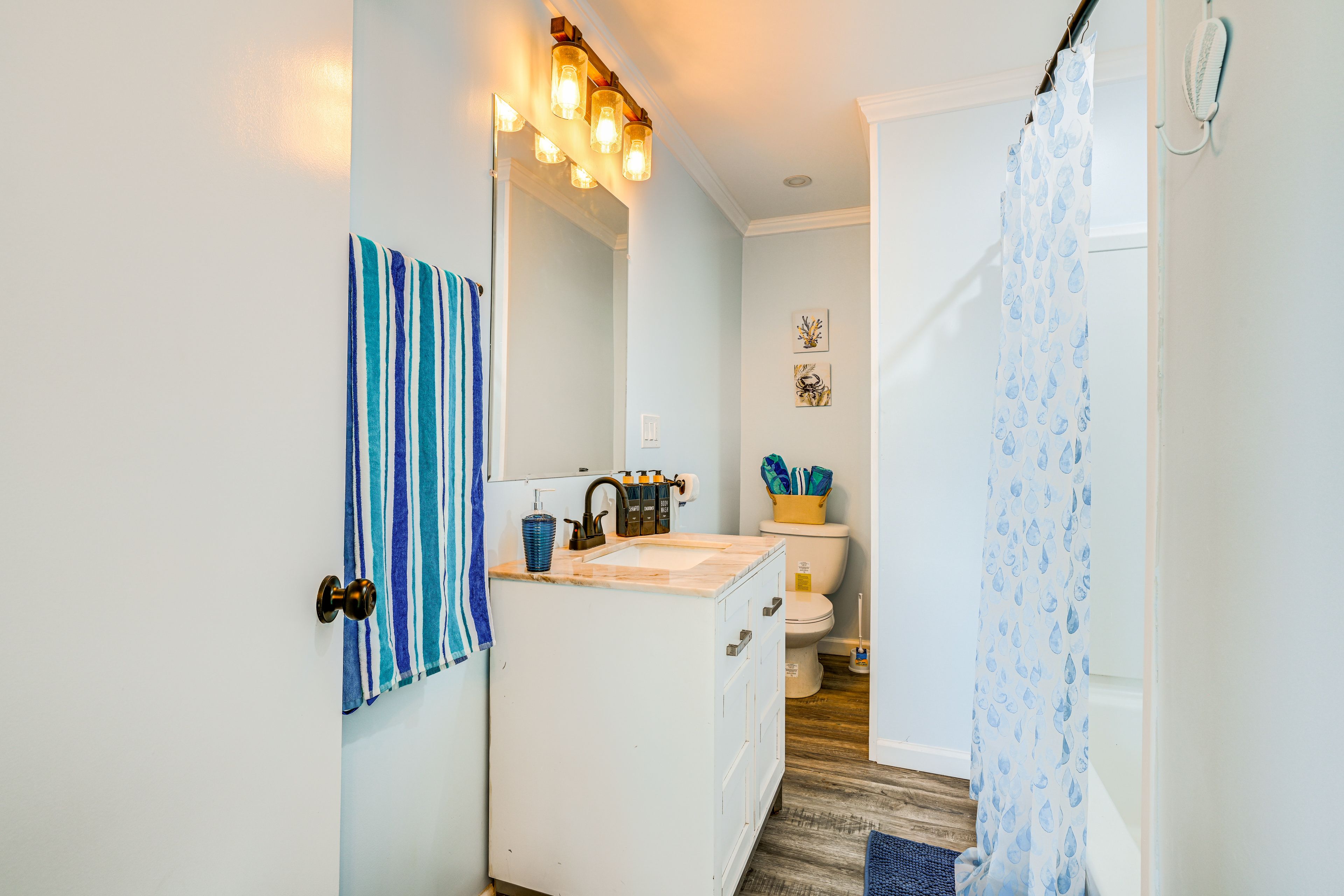 Full Bathroom | Towels Provided | Complimentary Toiletries