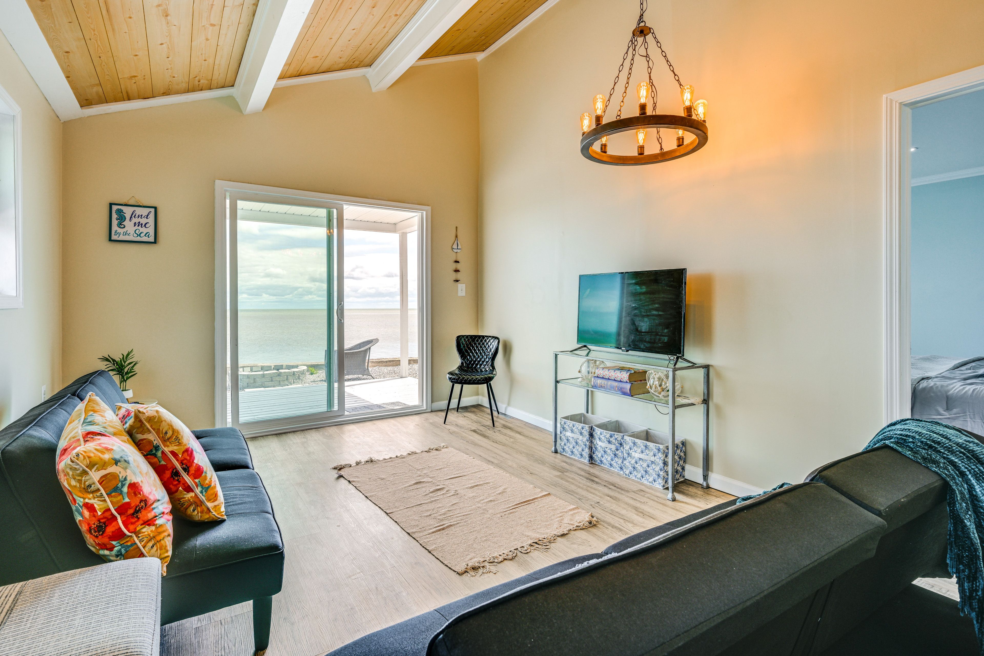 Living Room | 2 Full Futons | Smart TV | Free WiFi | Deck Access