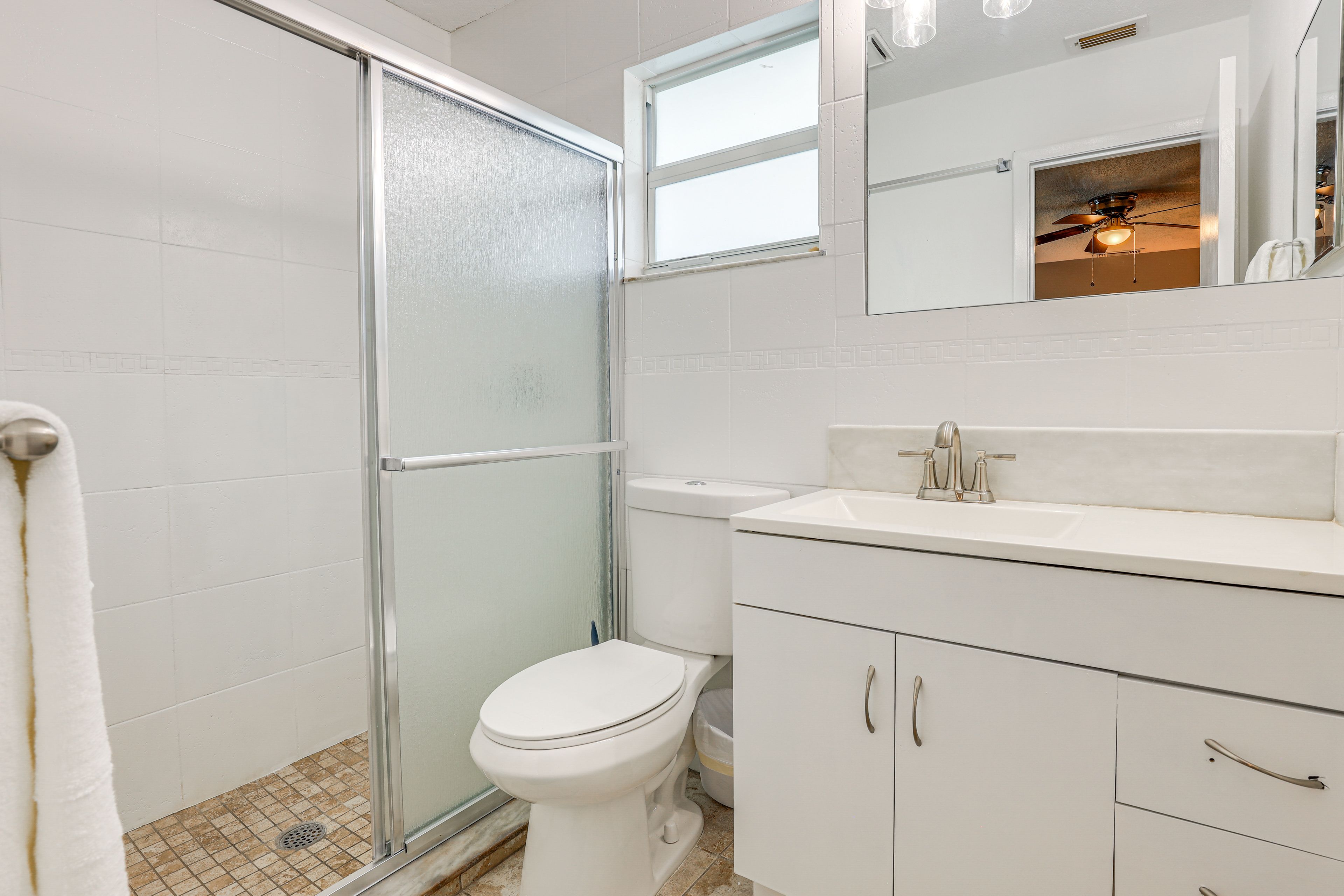 Full Bathroom | Towels Provided | Complimentary Toiletries