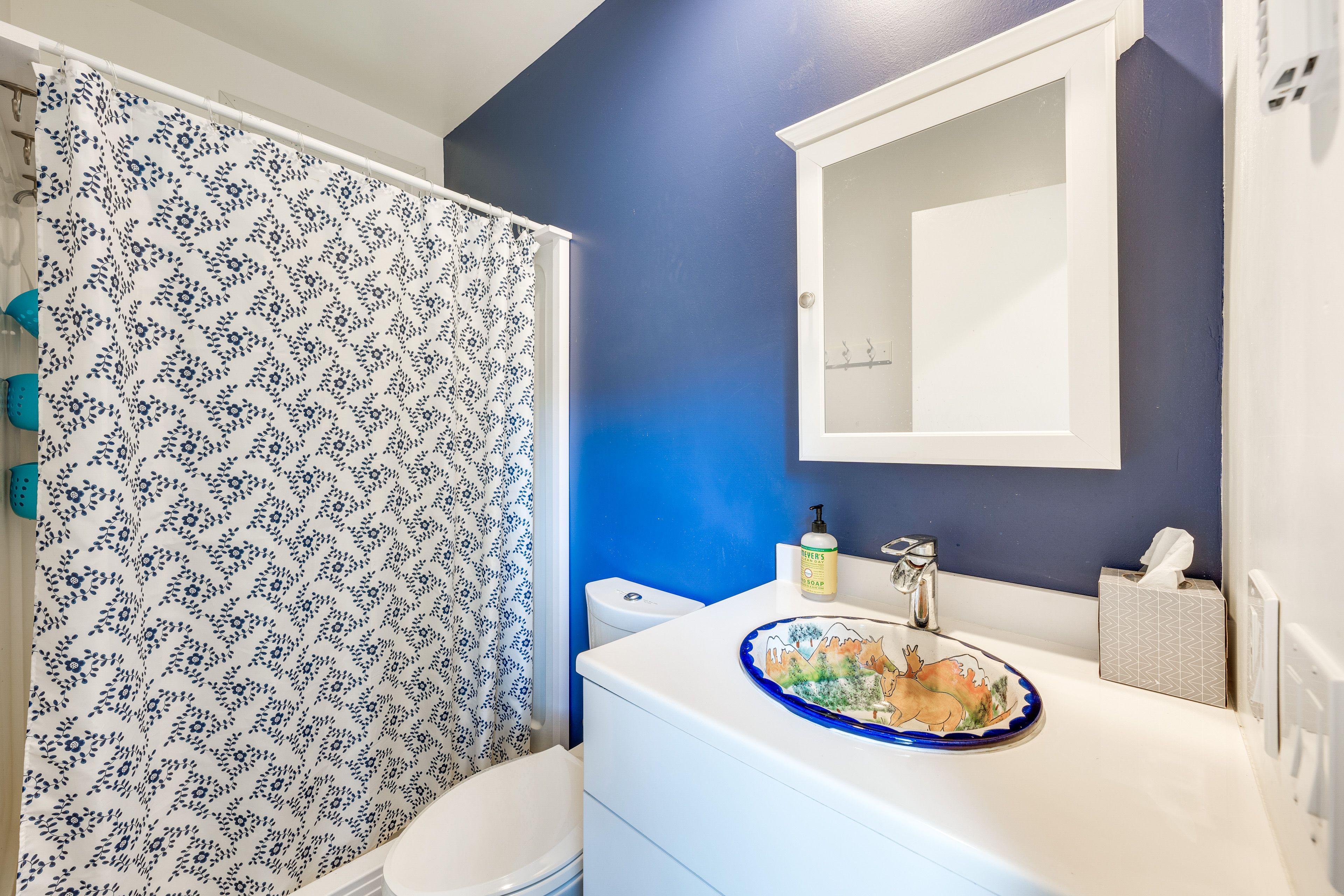 Full Bathroom | 1st Floor | Towels Provided | Complimentary Toiletries