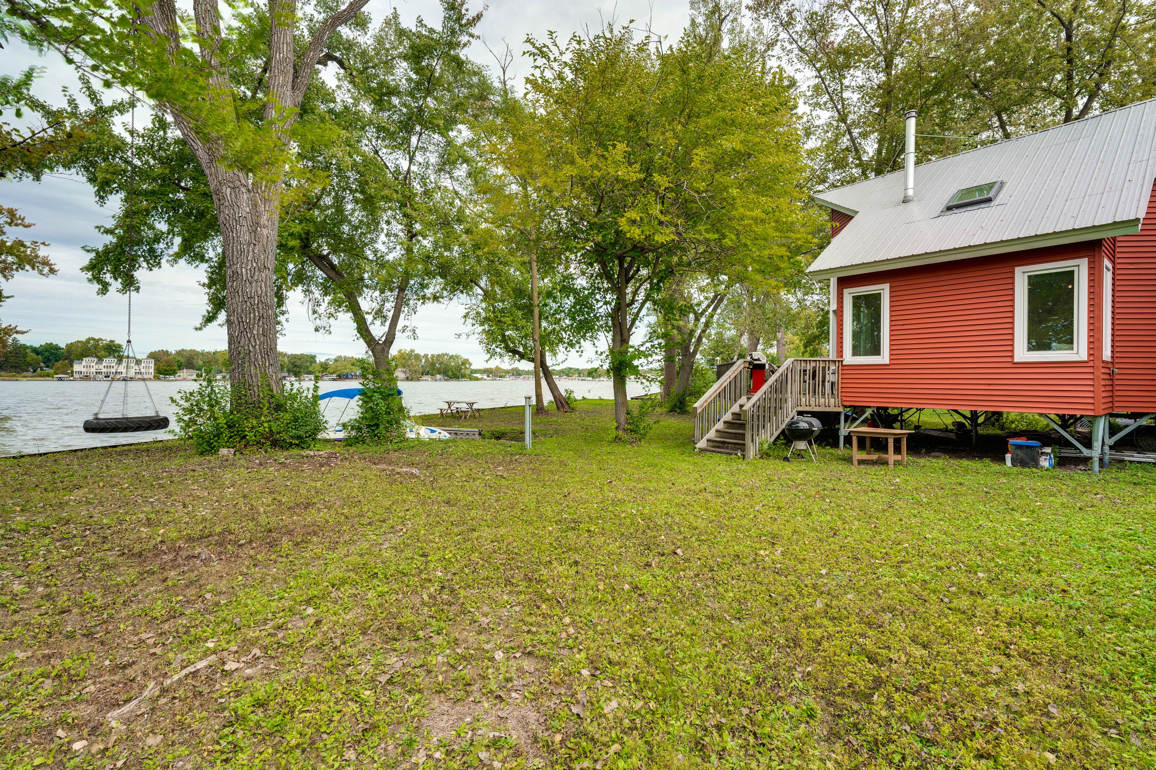 Private Yard | Kayak | Canoe | Lake Access