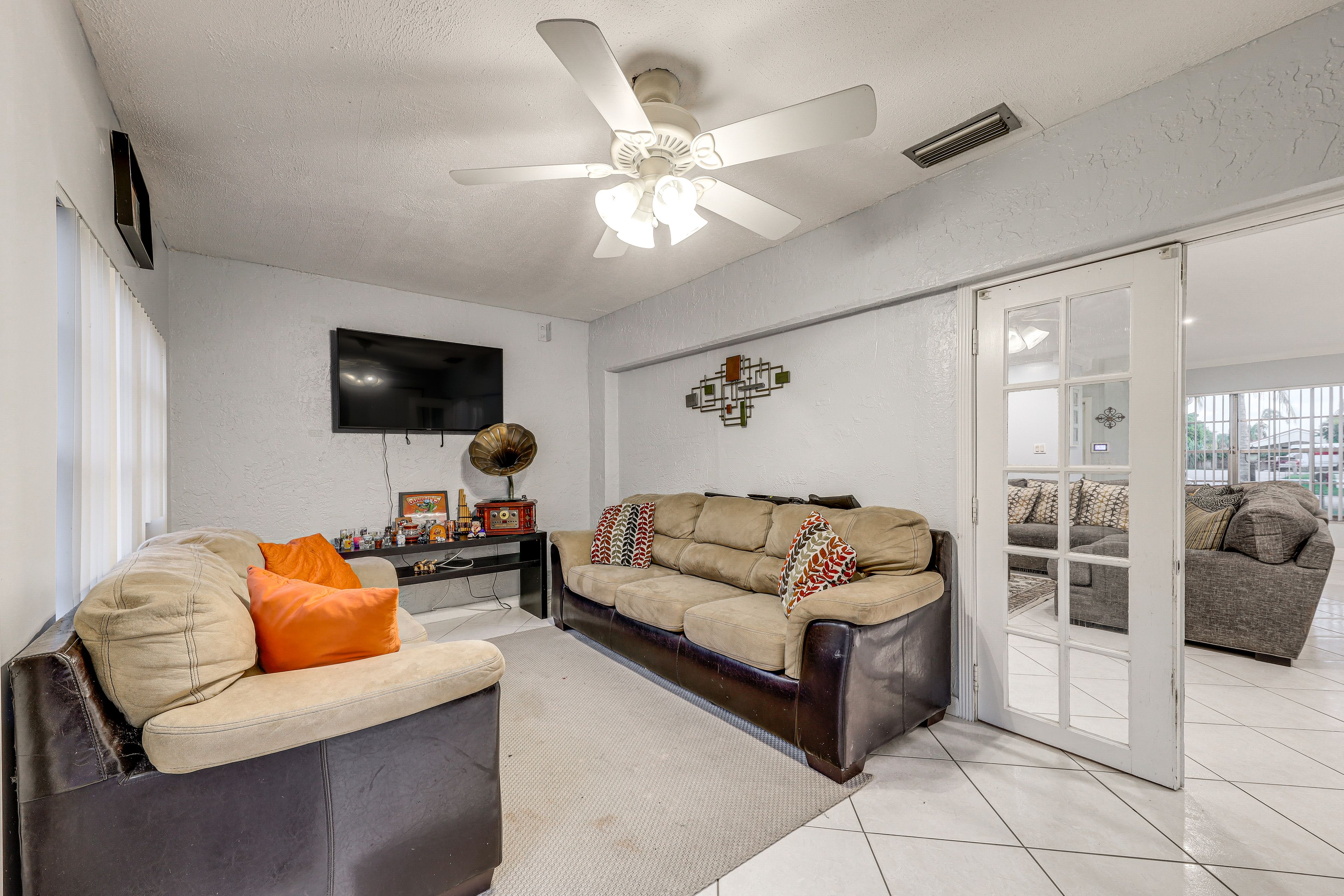 Sitting Room | Smart TV | Board Games | Laptop-Friendly Workspace