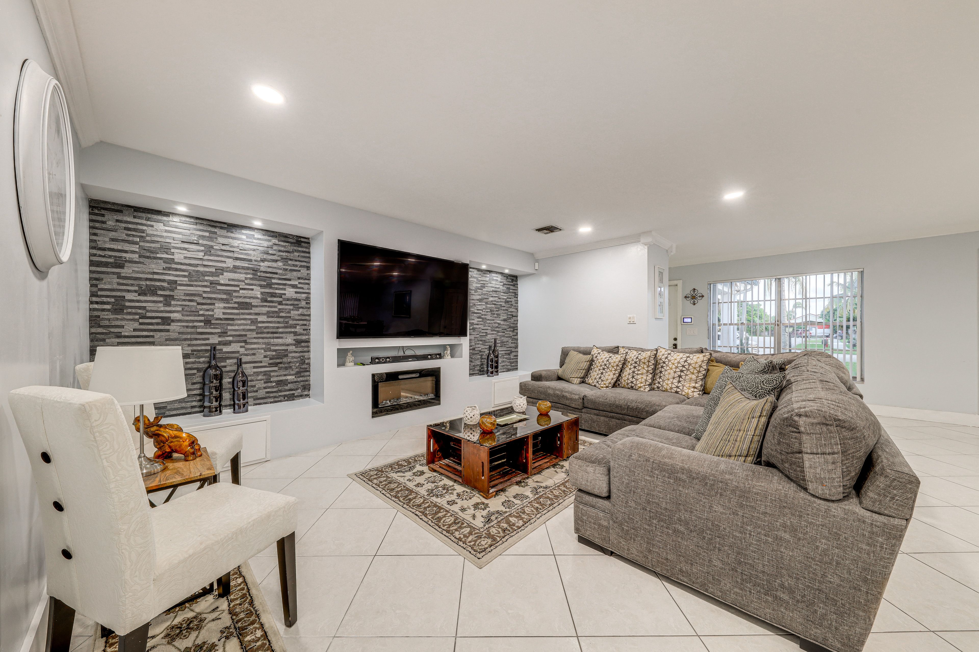 Living Room | Free WiFi | Central A/C & Heating