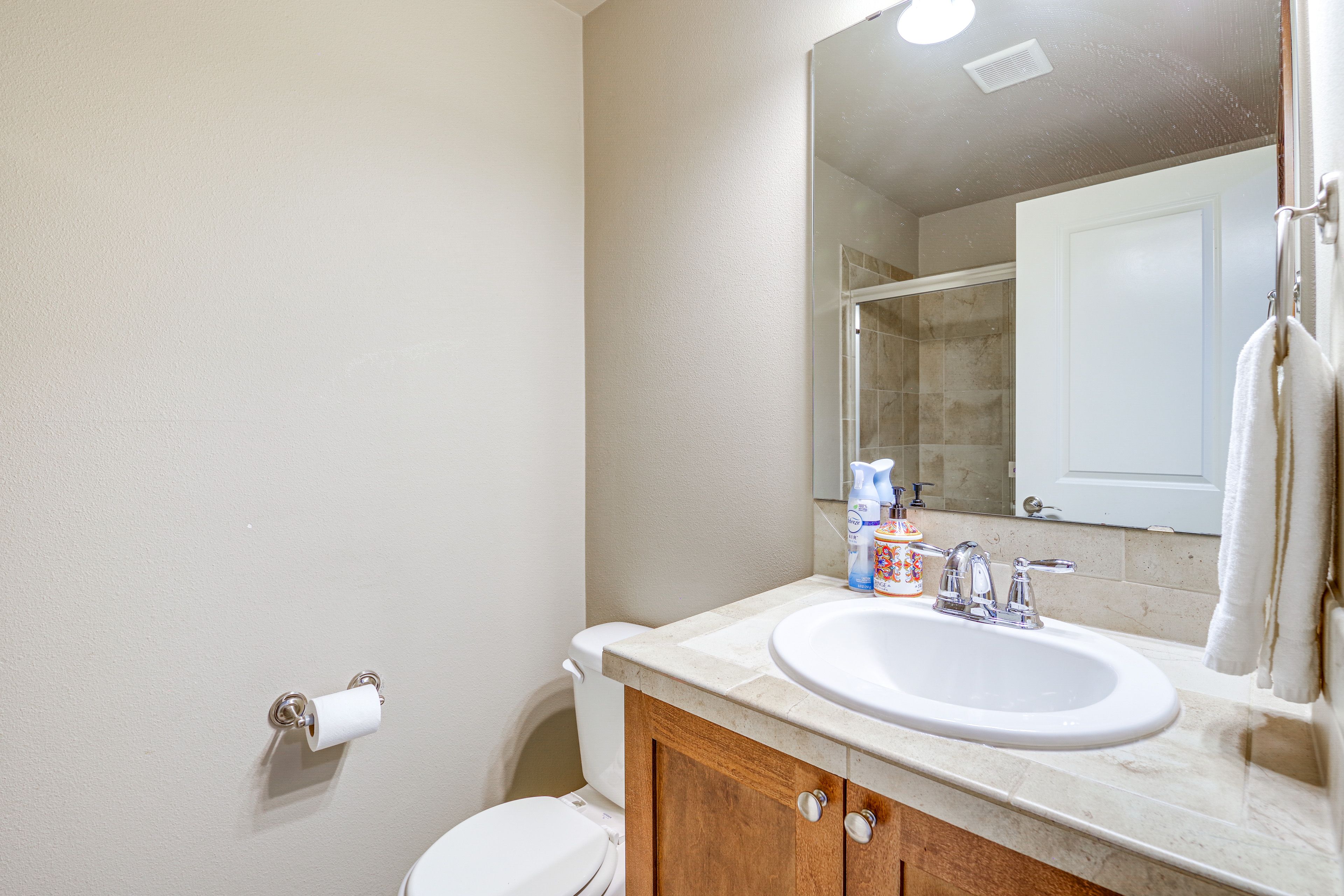 Full Bathroom | 1st Floor | Complimentary Toiletries