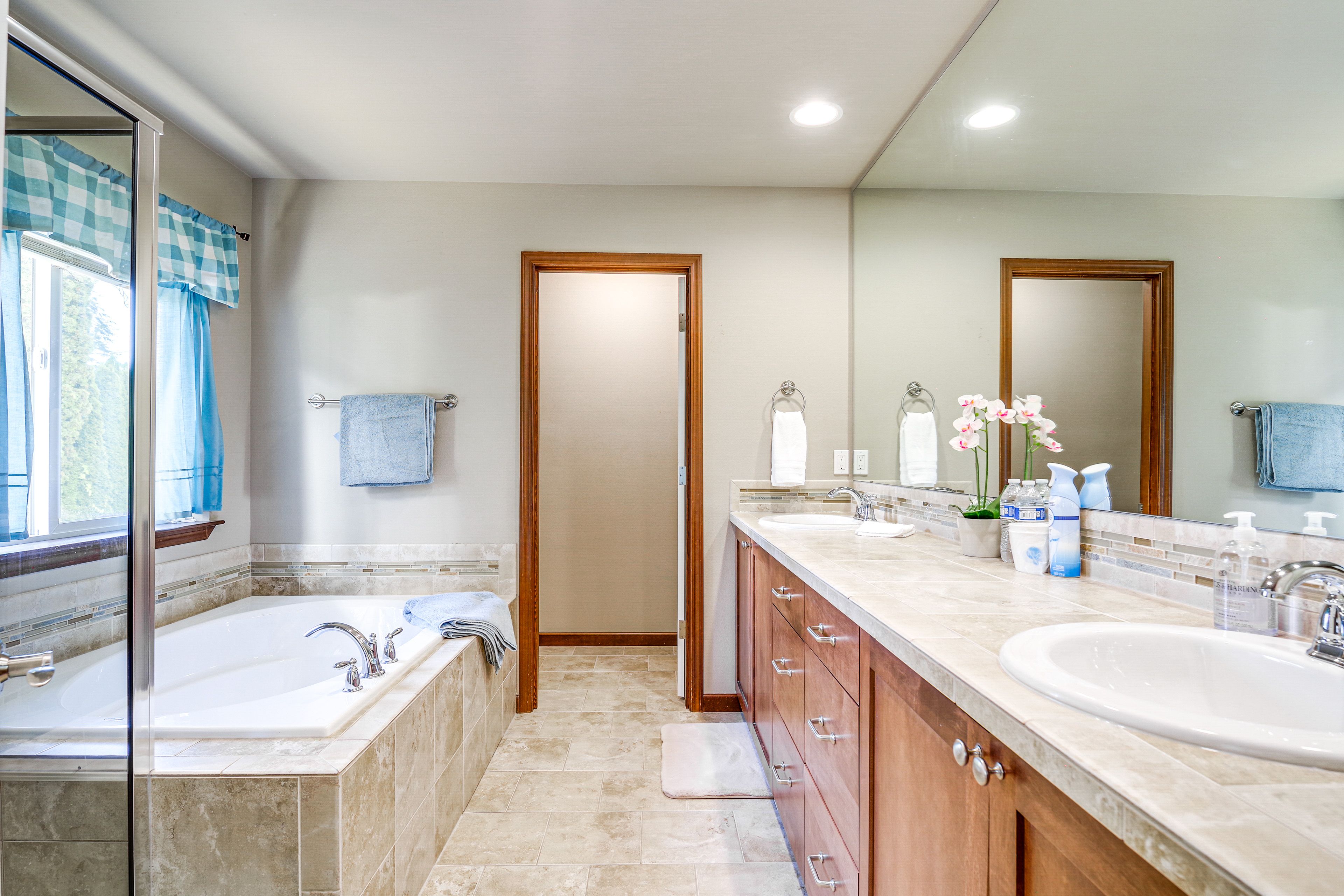 Full Bathroom | 2nd Floor | Complimentary Toiletries
