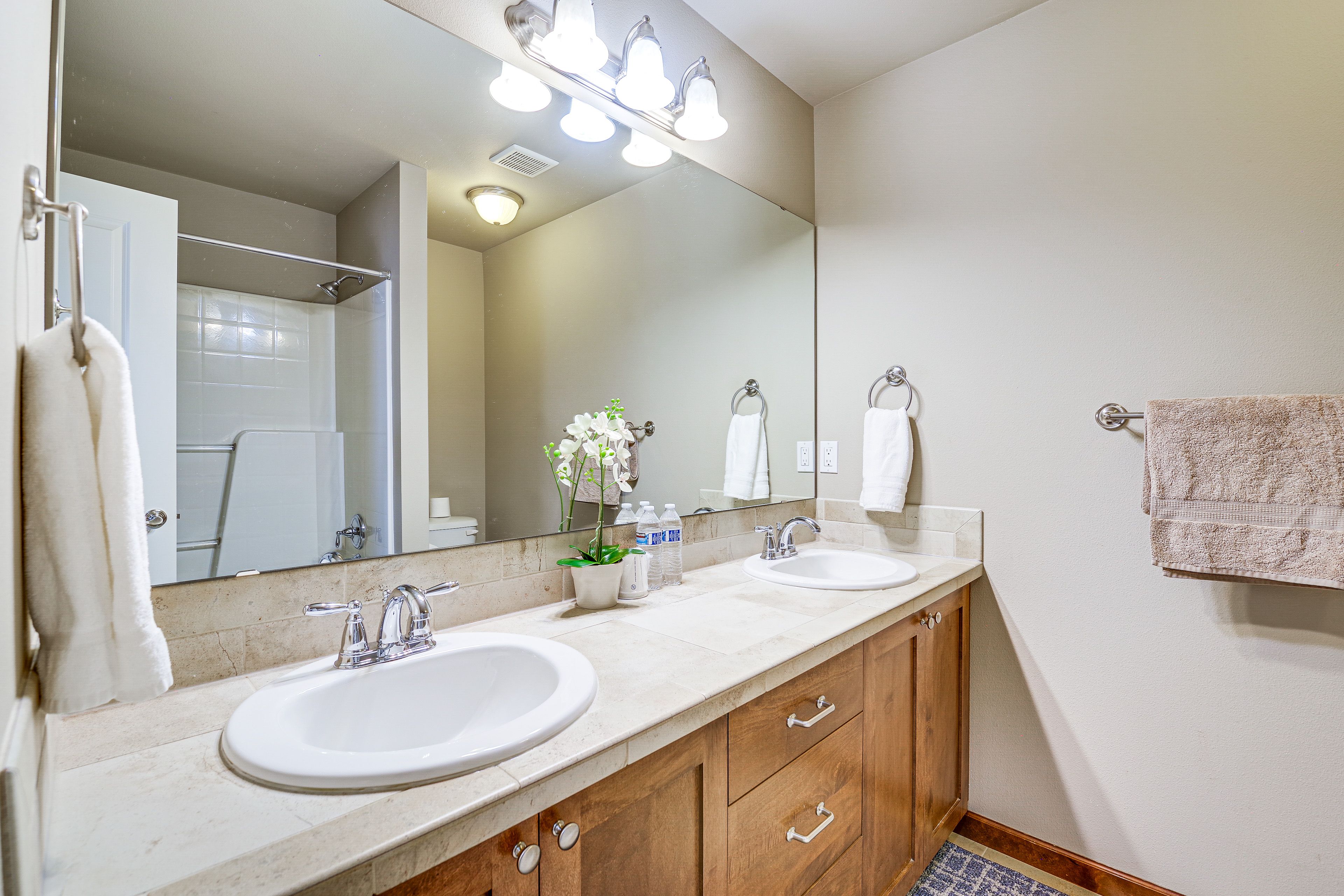 Full Bathroom | 2nd Floor | Complimentary Toiletries