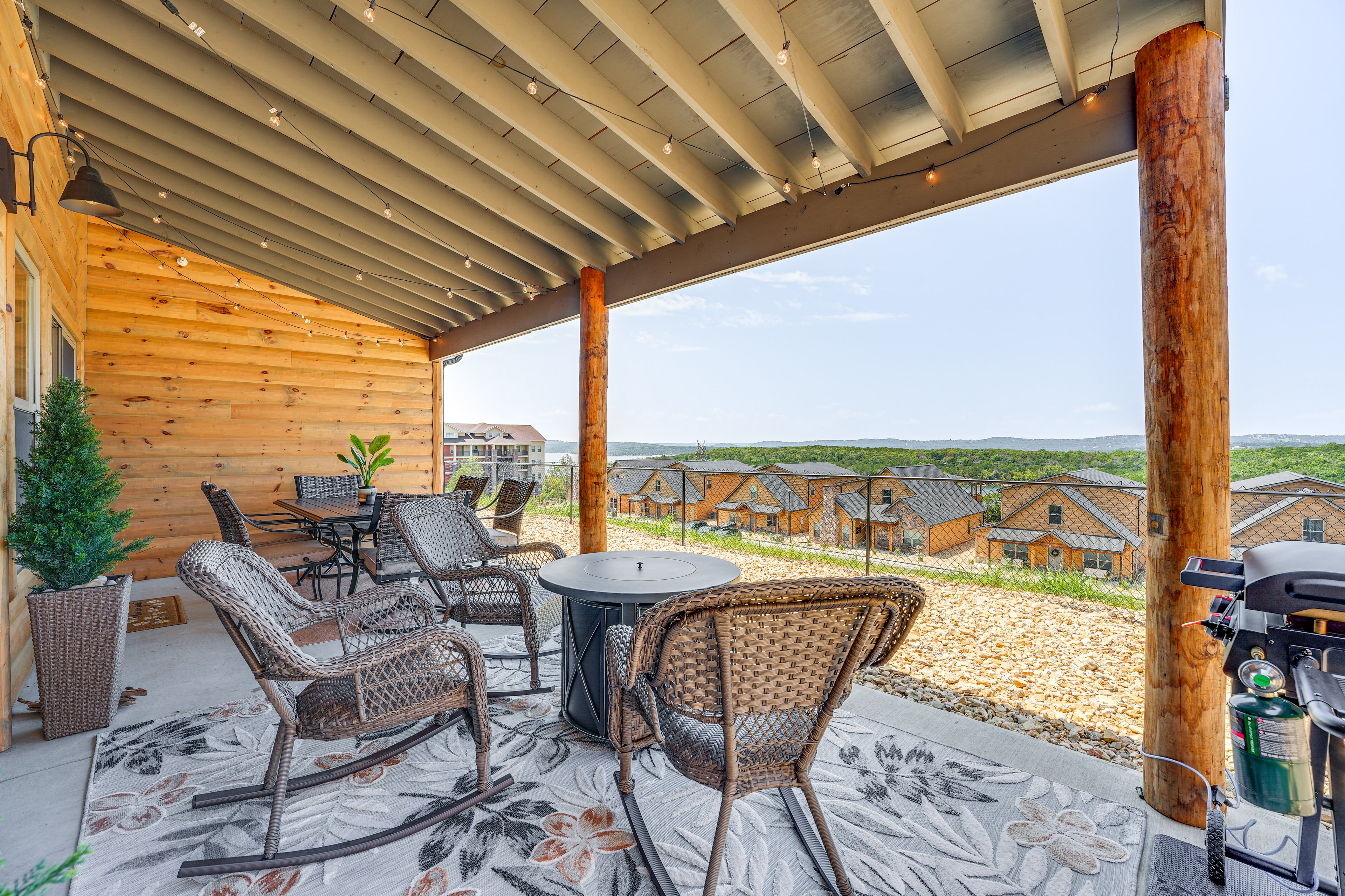 Patio | Propane Fire Pit | Blackstone Griddle | Lake View