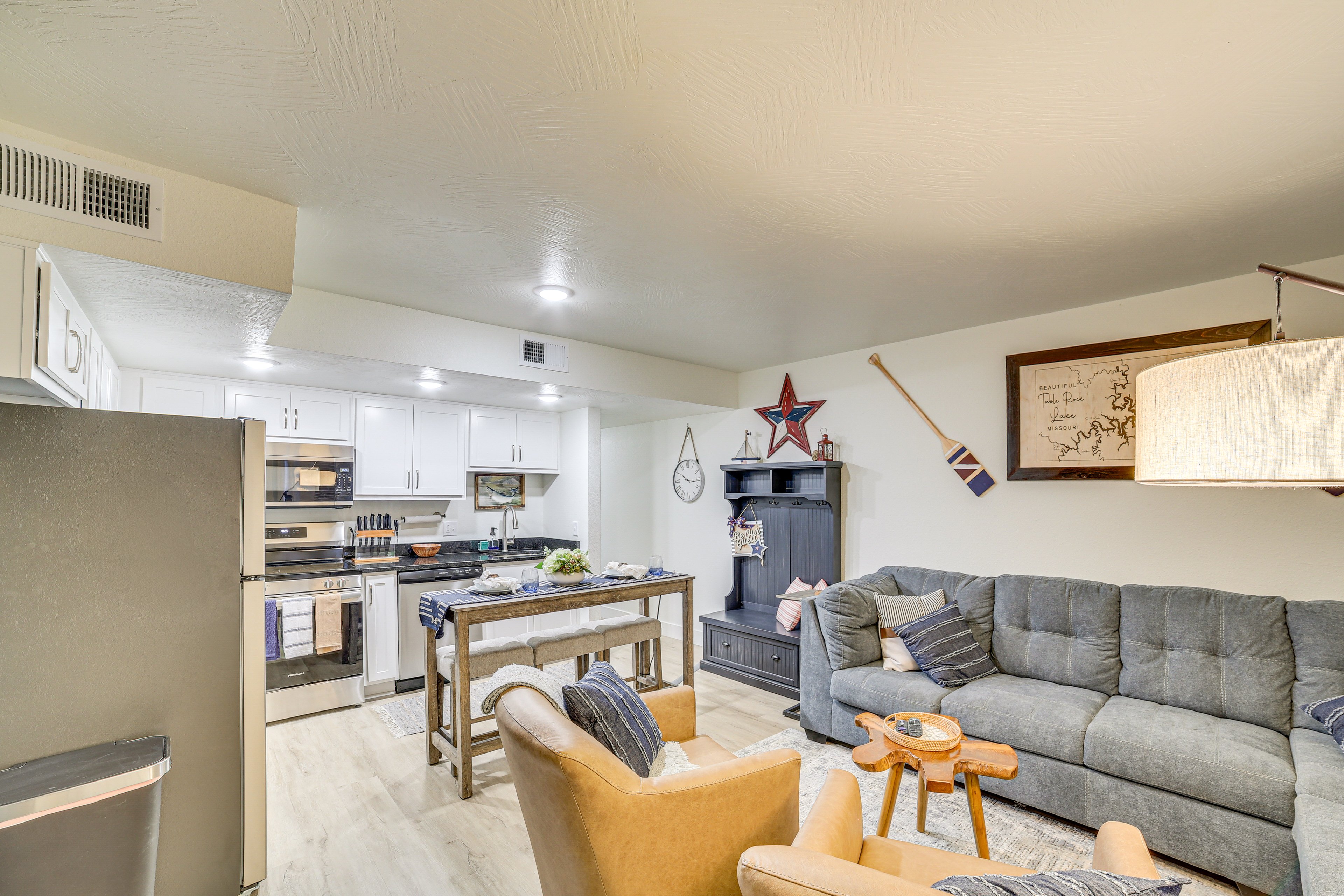 Living Room | Free WiFi | Smart TV | Queen Sleeper Sofa | Dining Area