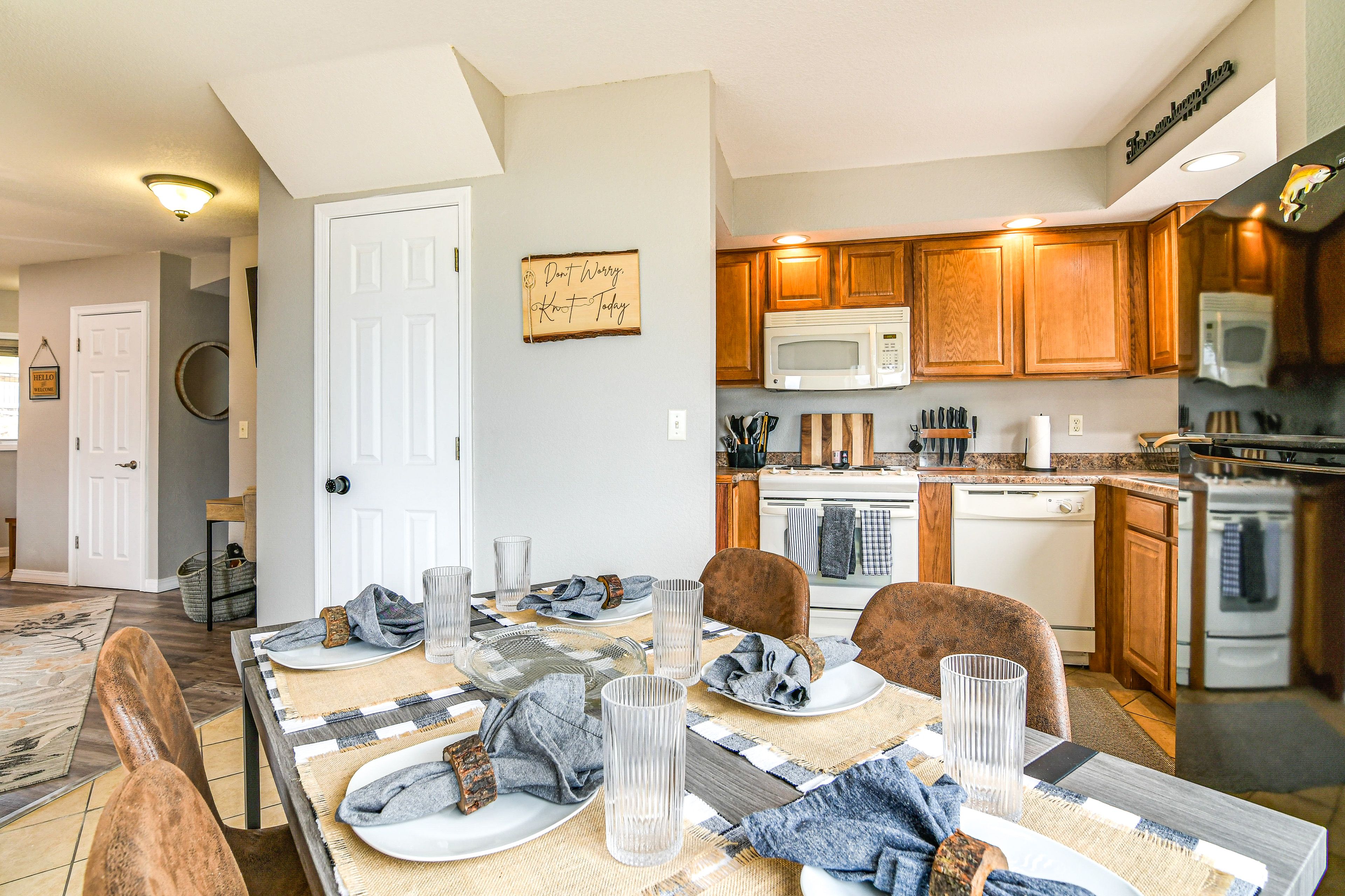 Dining Area | Dishware/Flatware Provided | 1st Floor