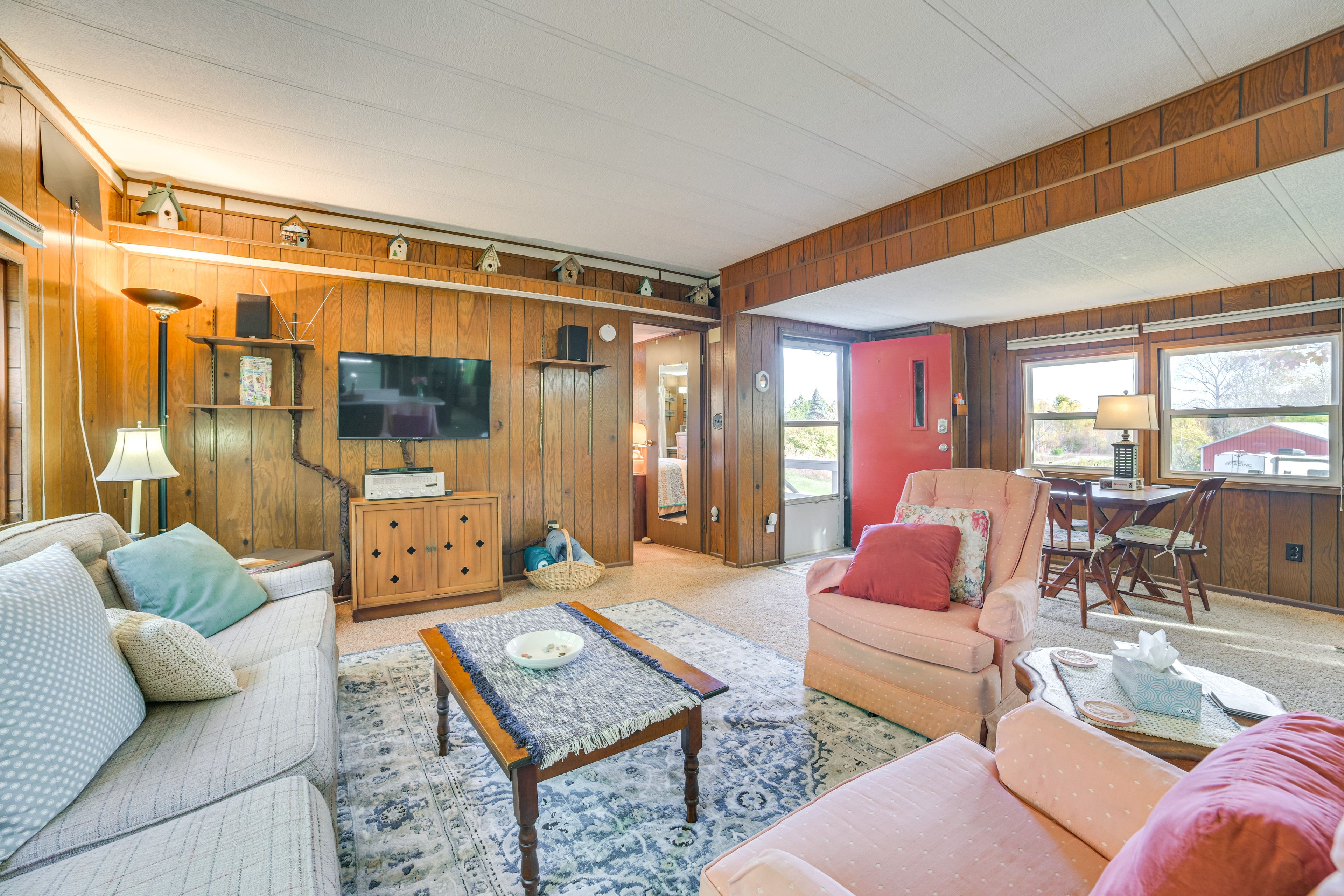 Living Room | Central Heating | Flat-Screen TV