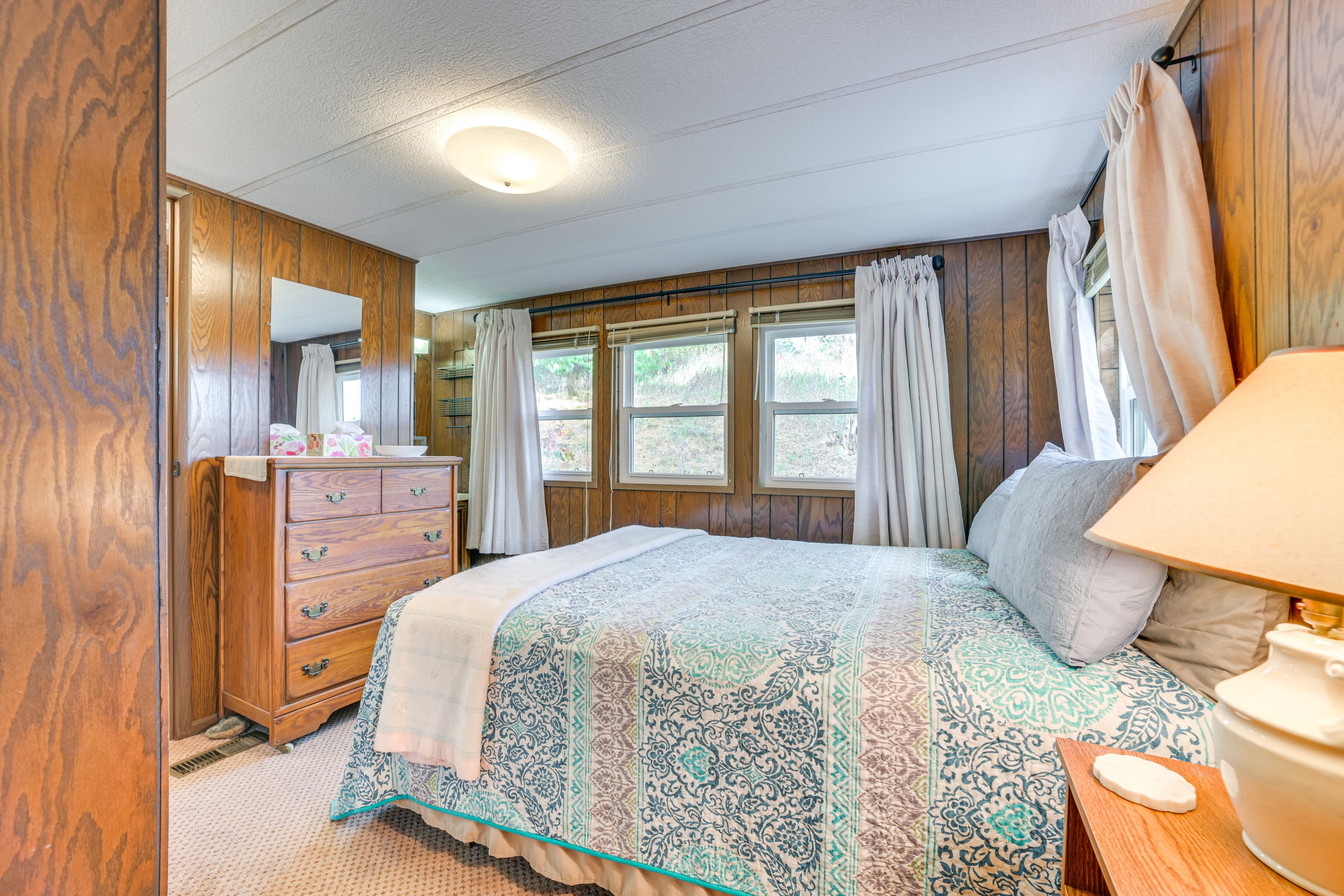 Bedroom 2 | Queen Bed