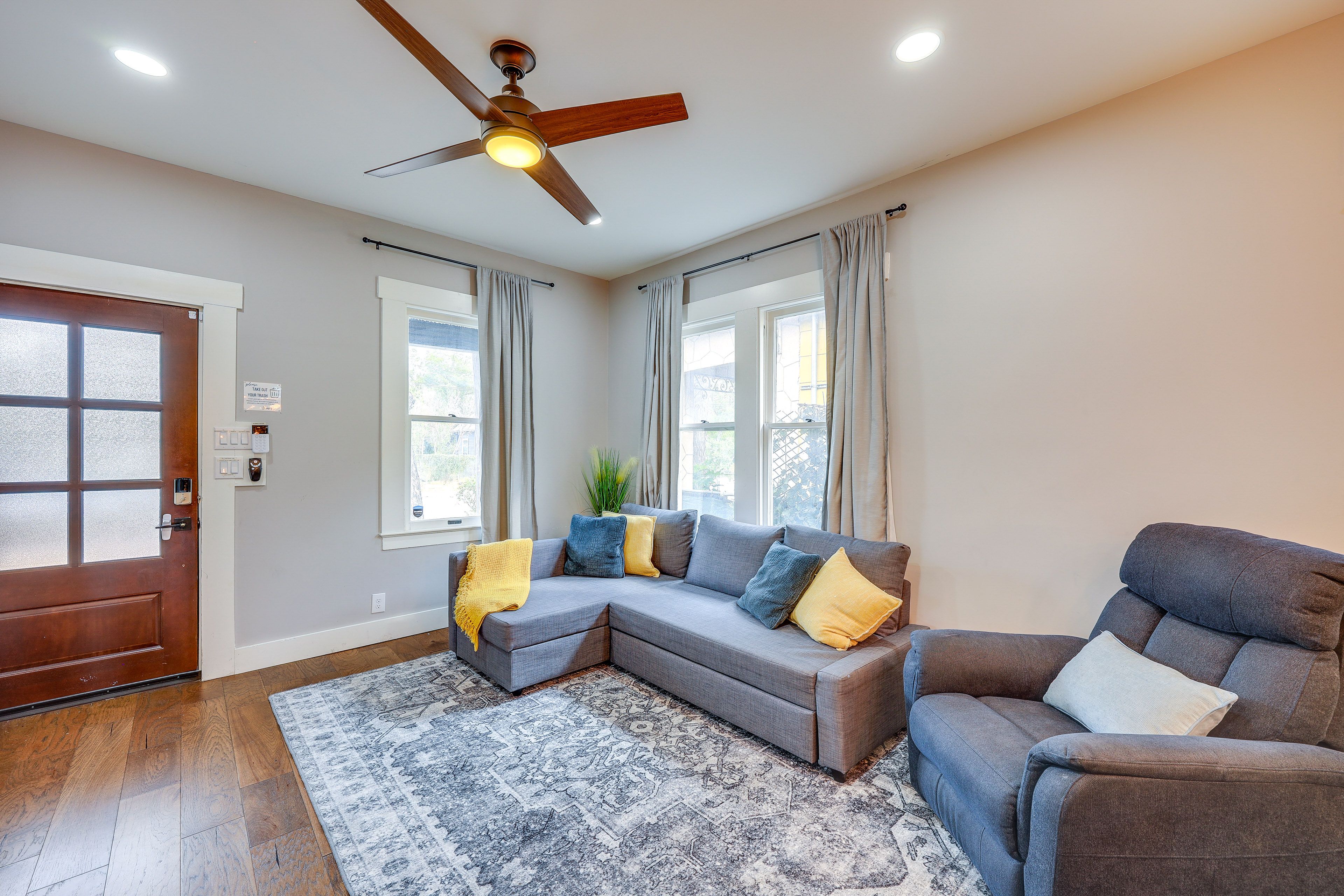 Living Room | Free WiFi | Central A/C & Heating | Smart TV