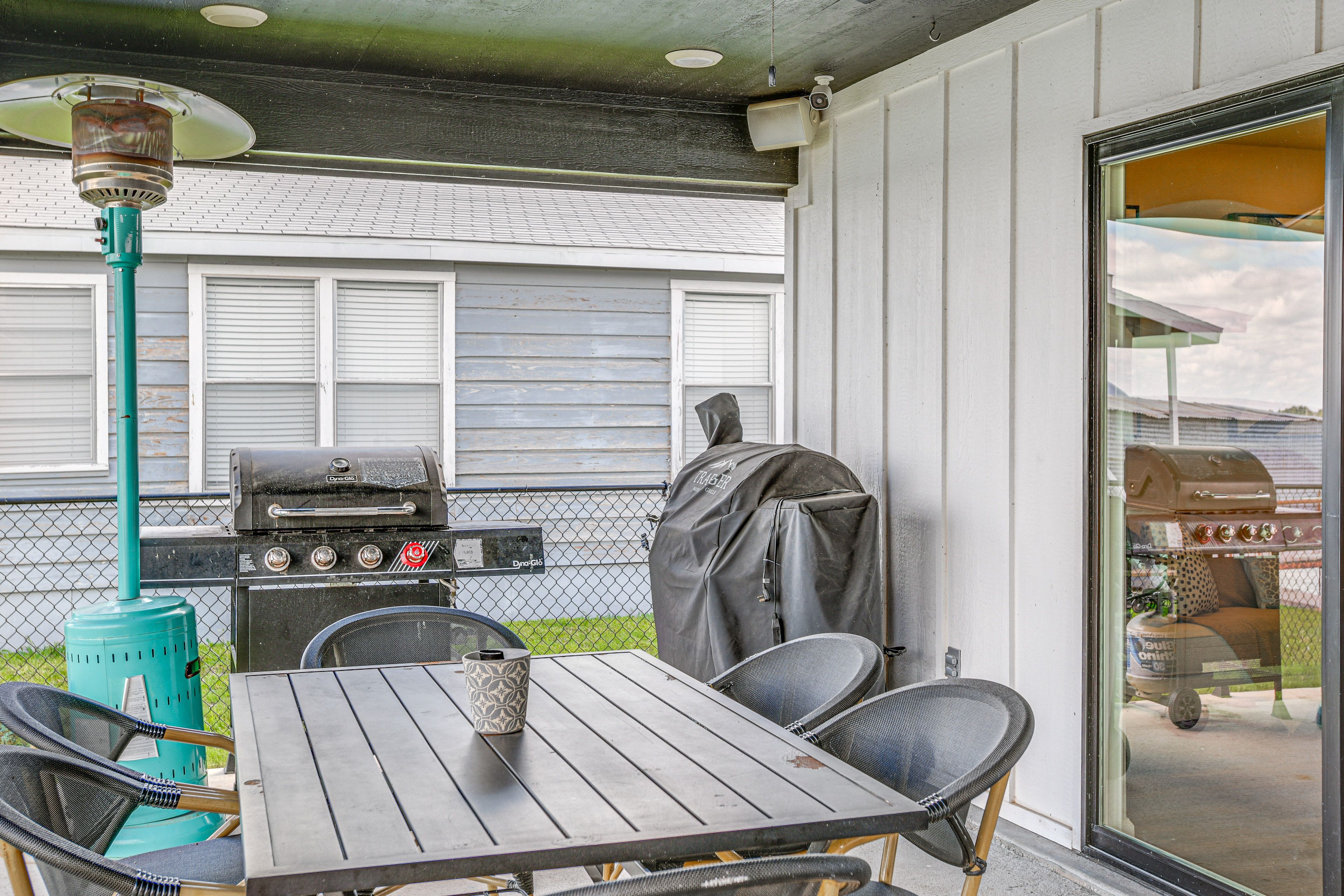 Covered Patio | Smart TV | Grills | Outdoor Dining Area