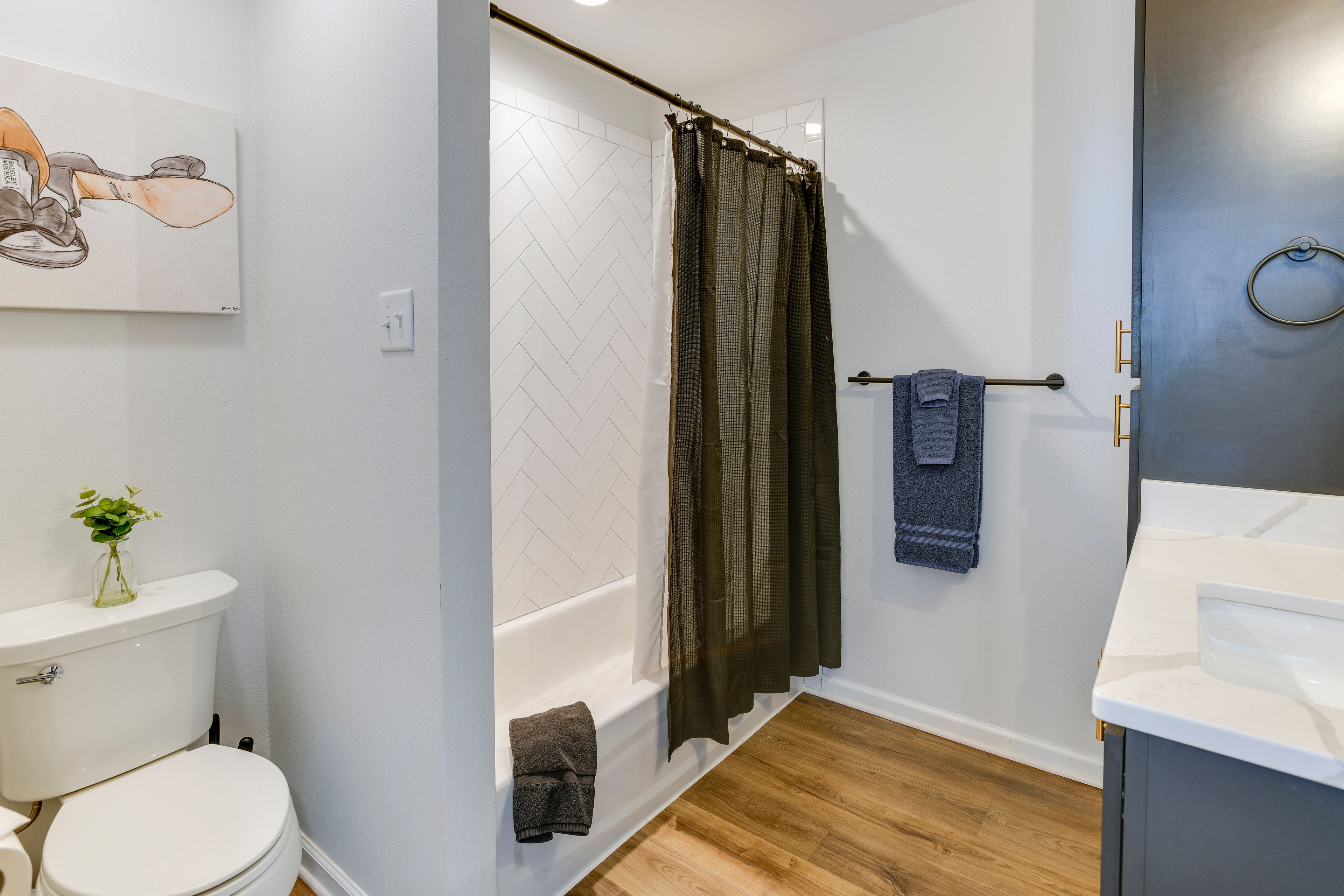 Full Bathroom | Towels Provided