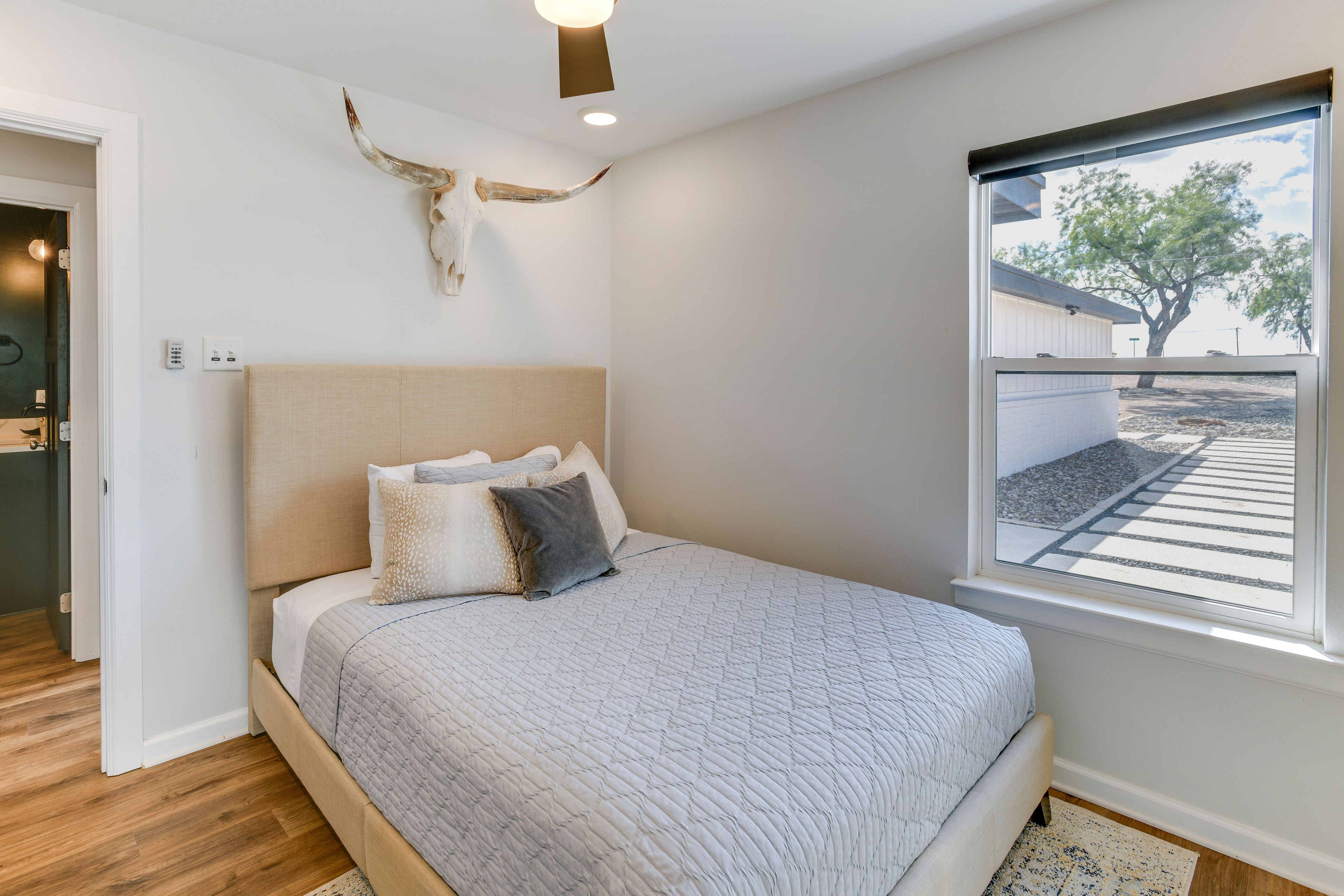 Bedroom 2 | Queen Bed