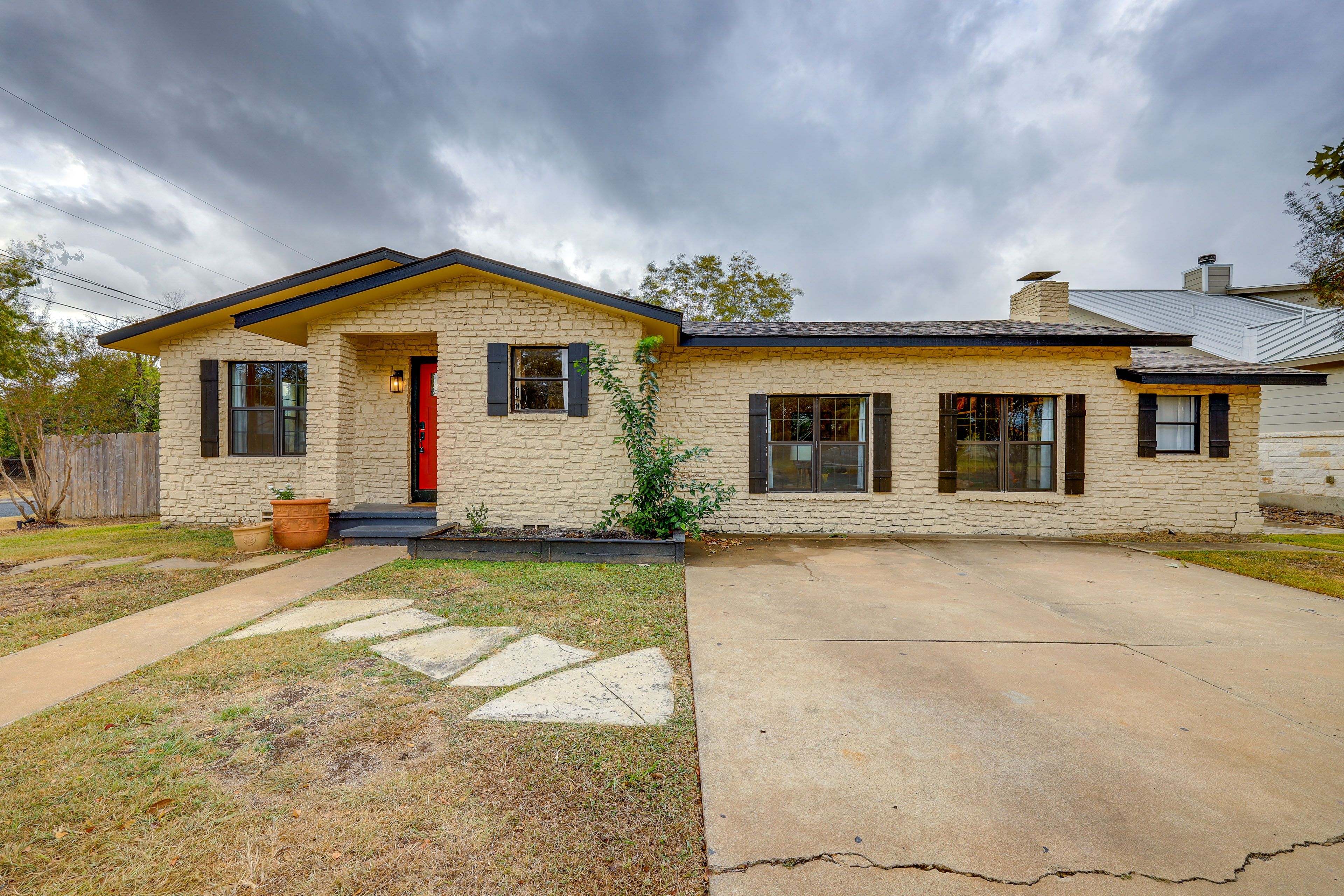 Home Exterior | Parking | Driveway (2 Vehicles)
