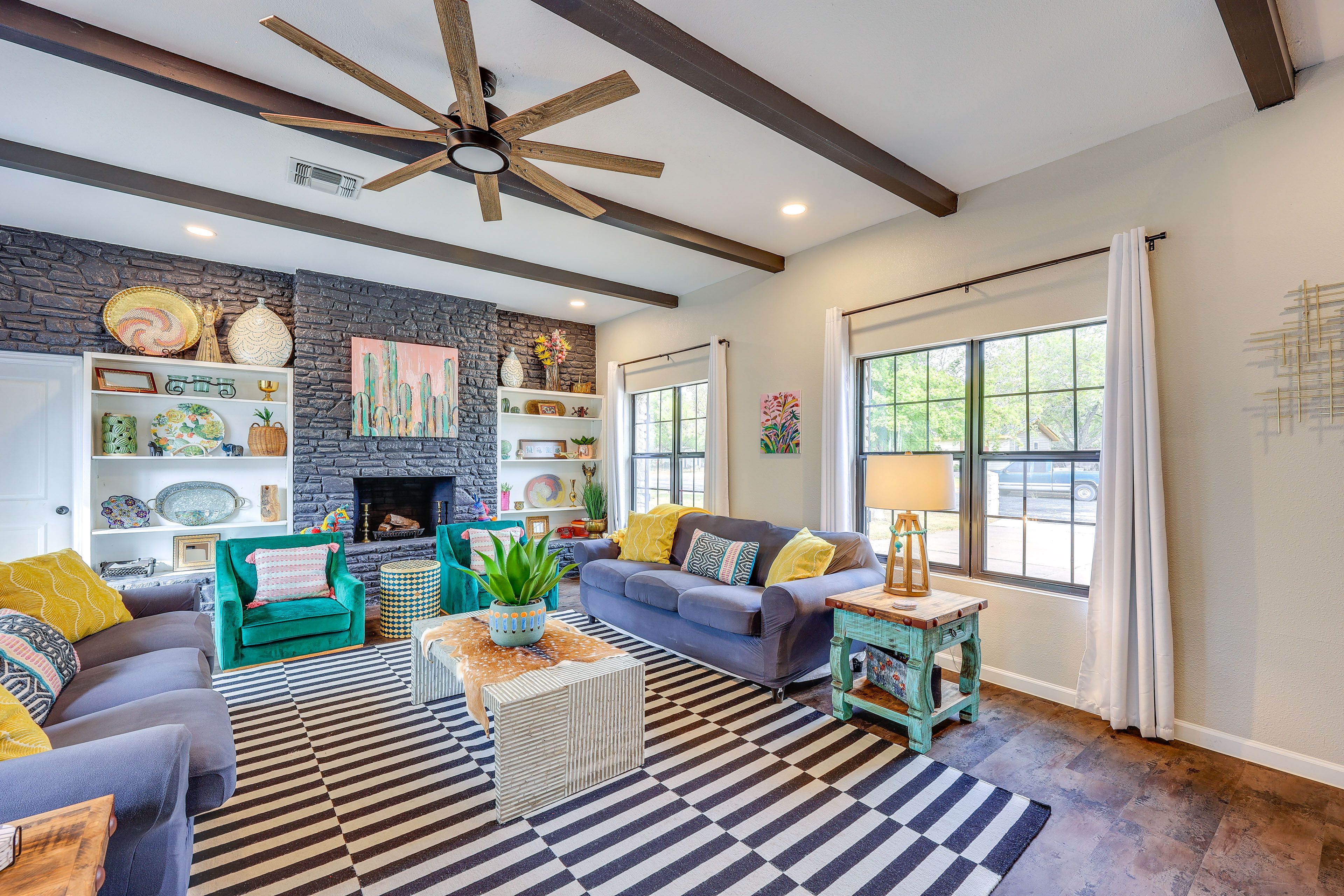 Living Room | Smart TV | Free WiFi | 3 Interior Steps