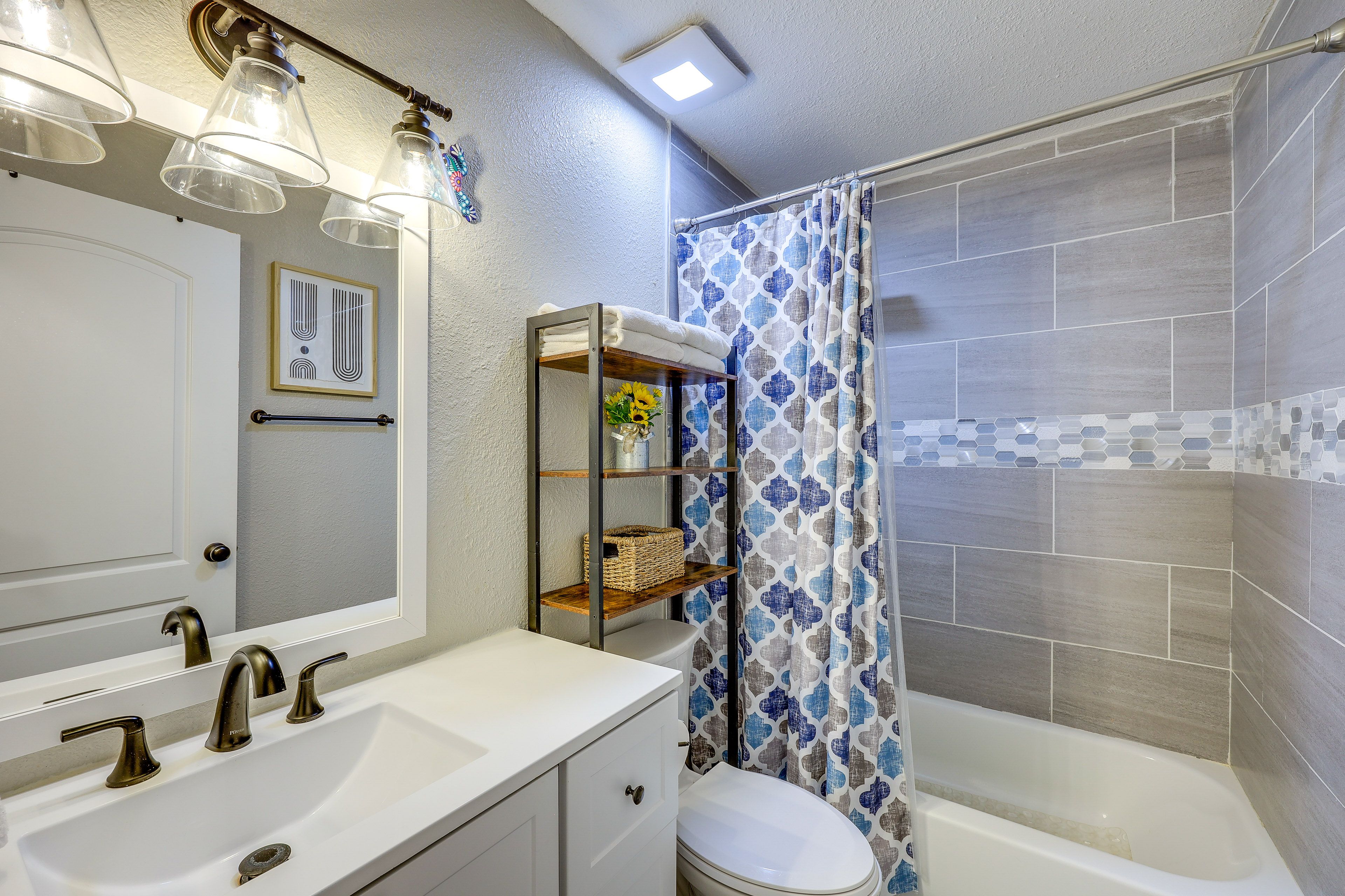 Full Bathroom | Shower/Tub Combo