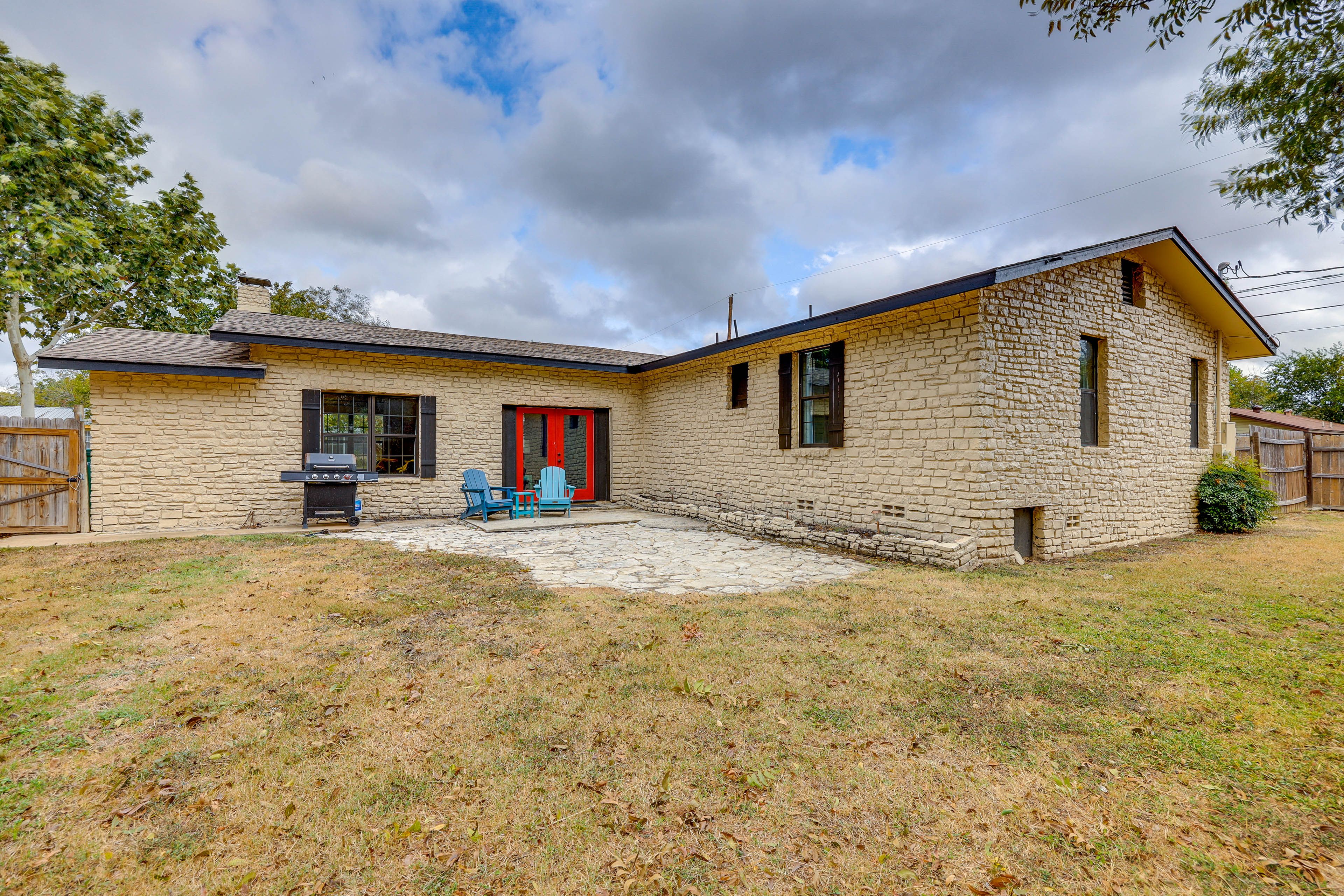 Private Backyard Area | Gas Grill | Outdoor Fire Pit