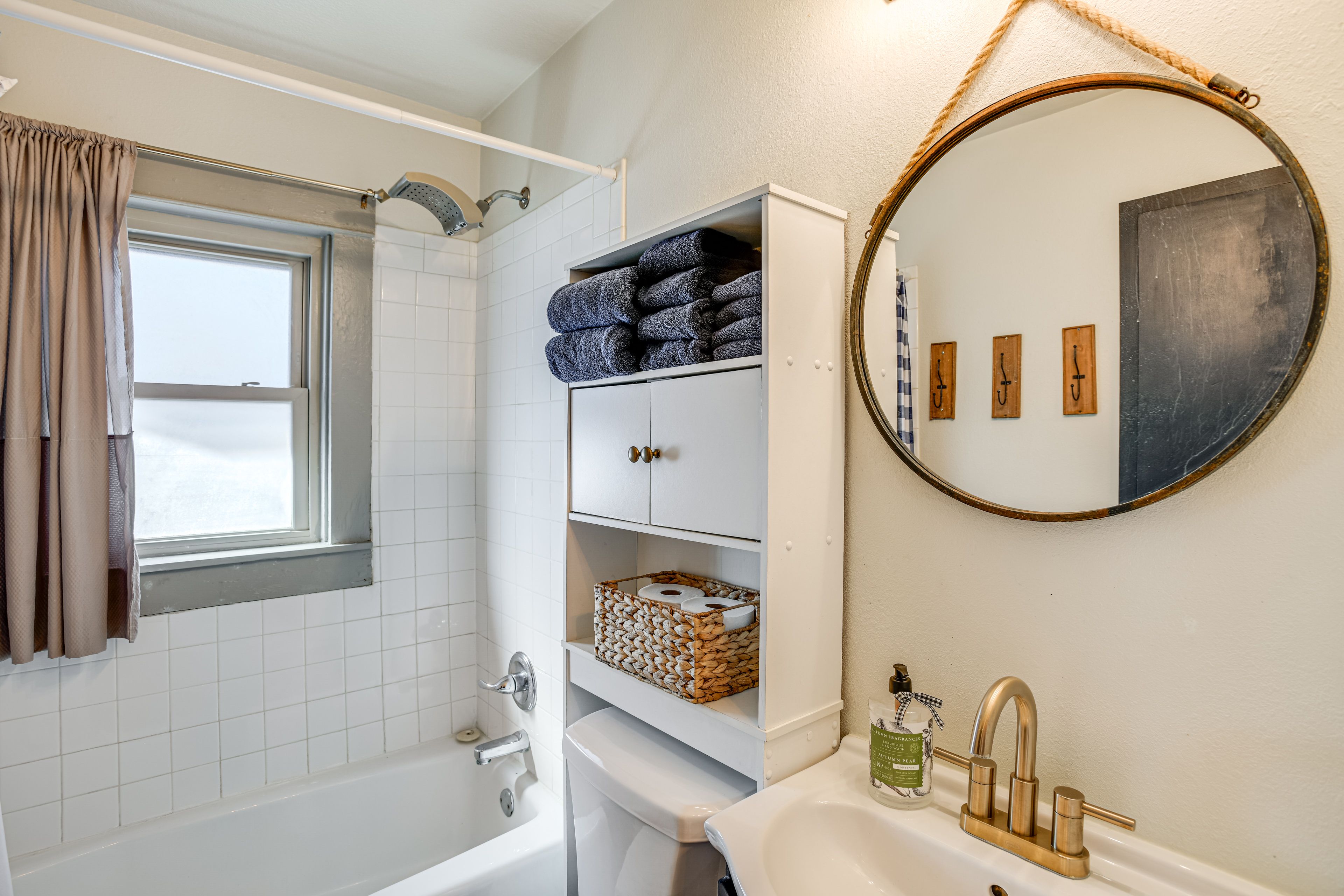 Full Bathroom | Towels Provided