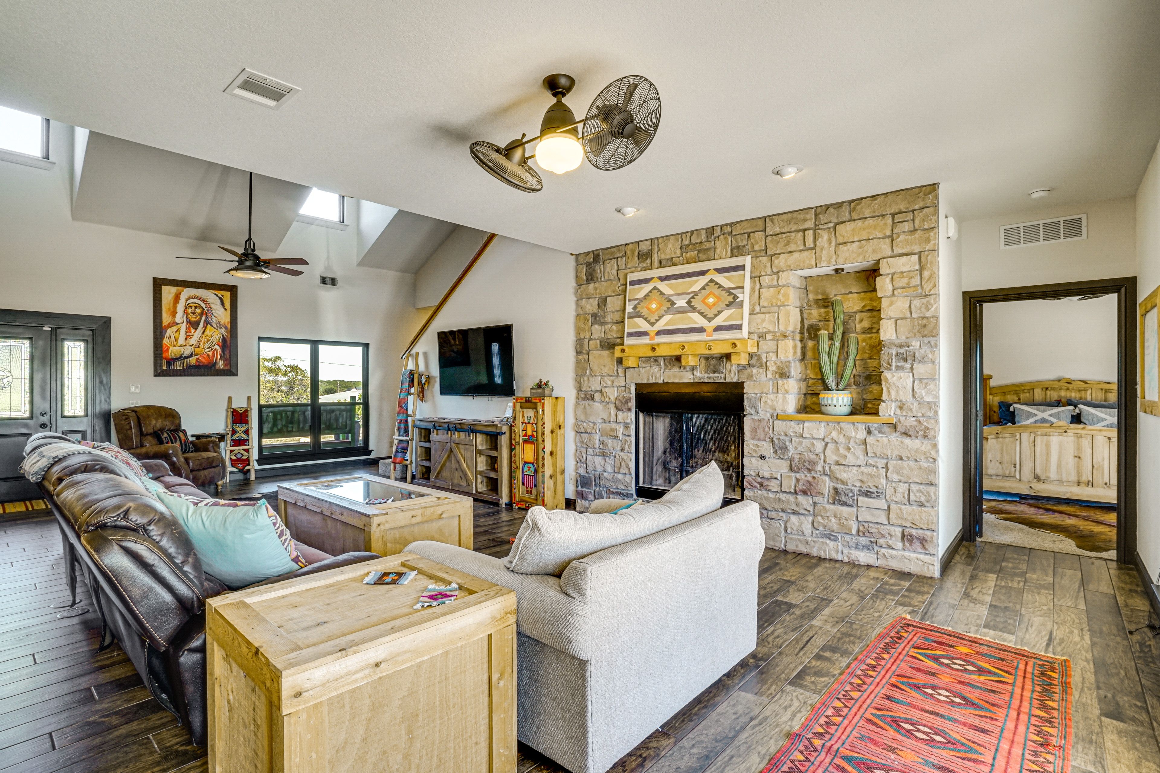 Living Room | 1st Floor | Smart TV | Free WiFi | Gas Fireplace