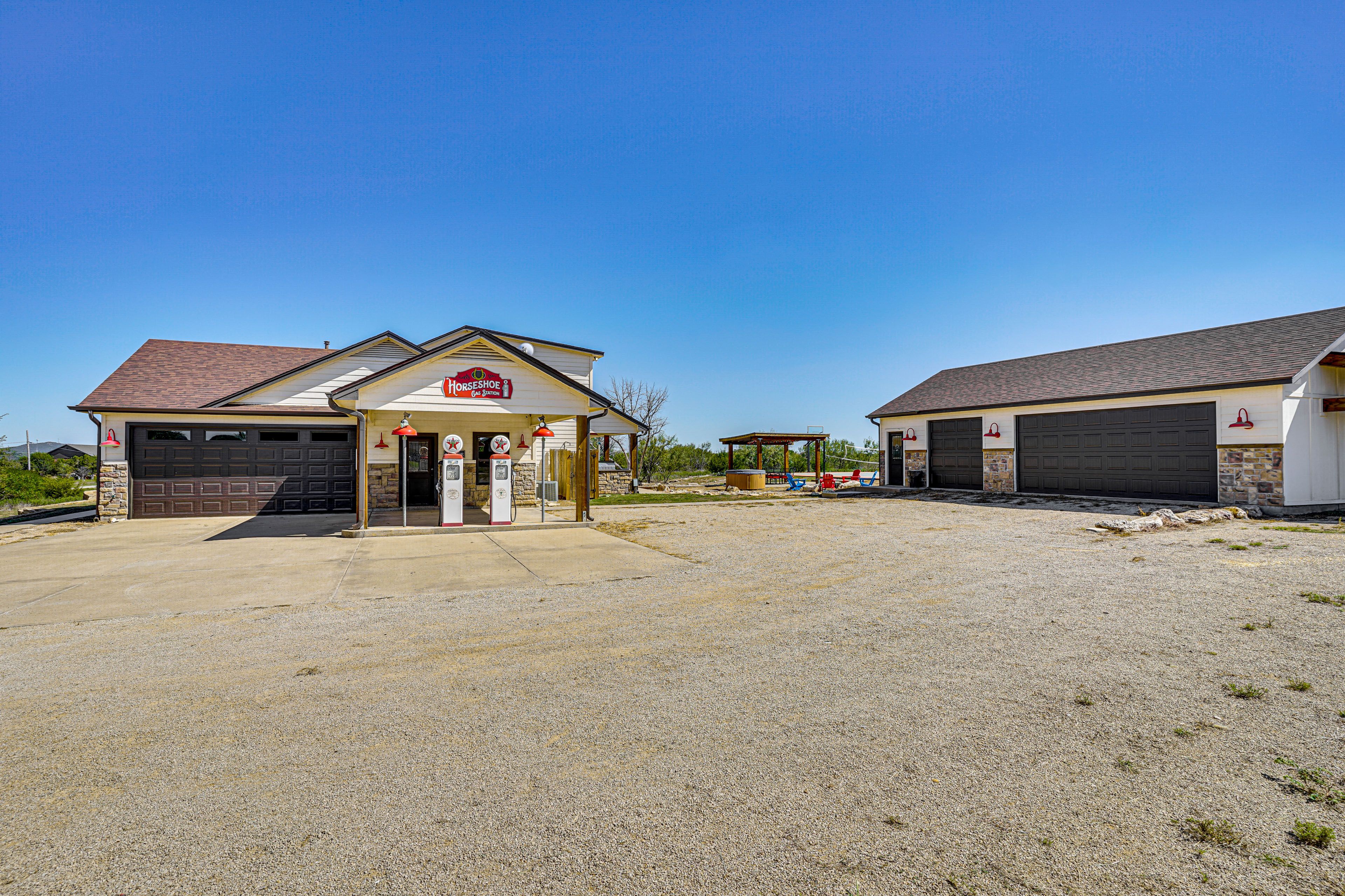 Parking | Driveway (6 Vehicles)