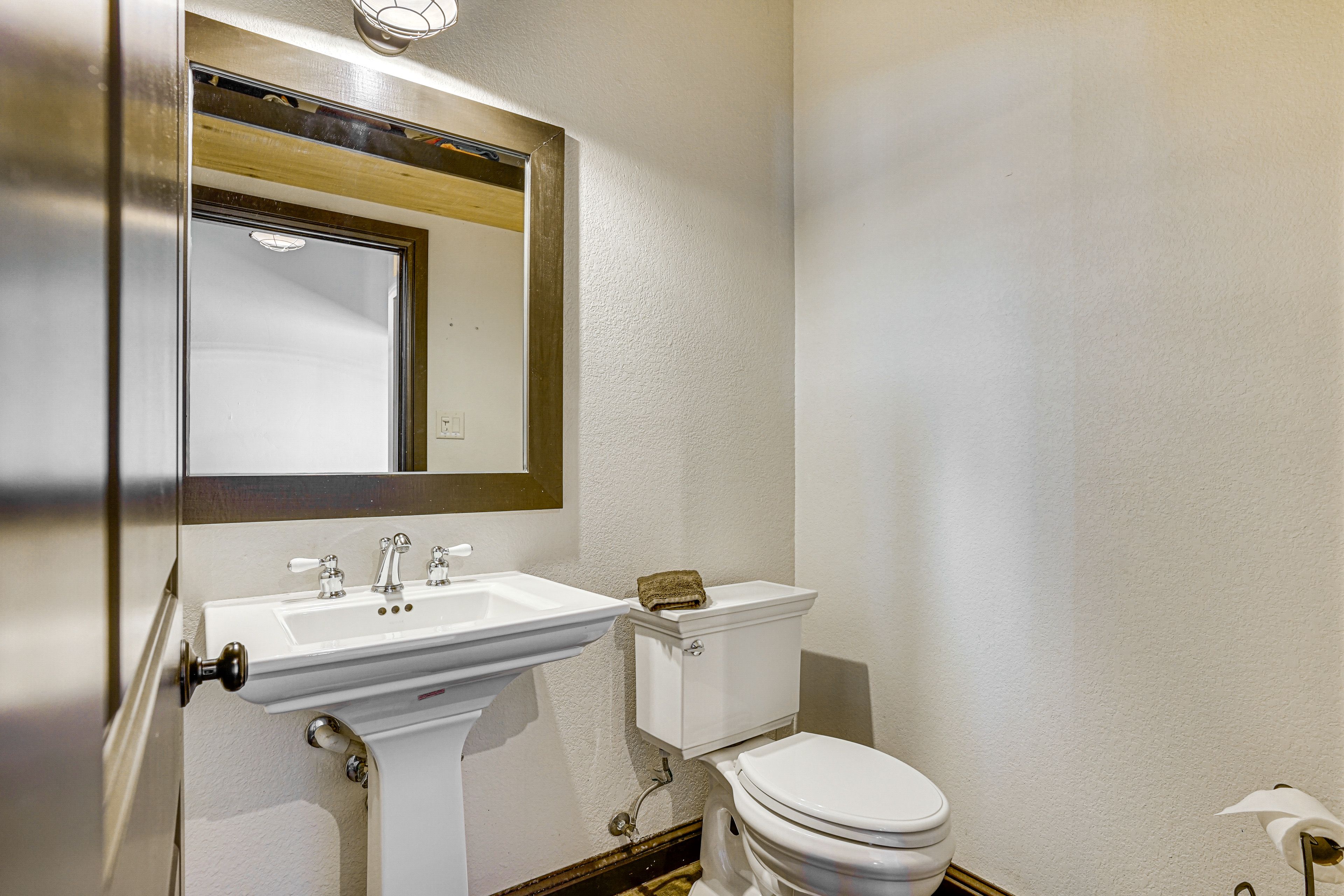 Half Bathroom | 1st Floor