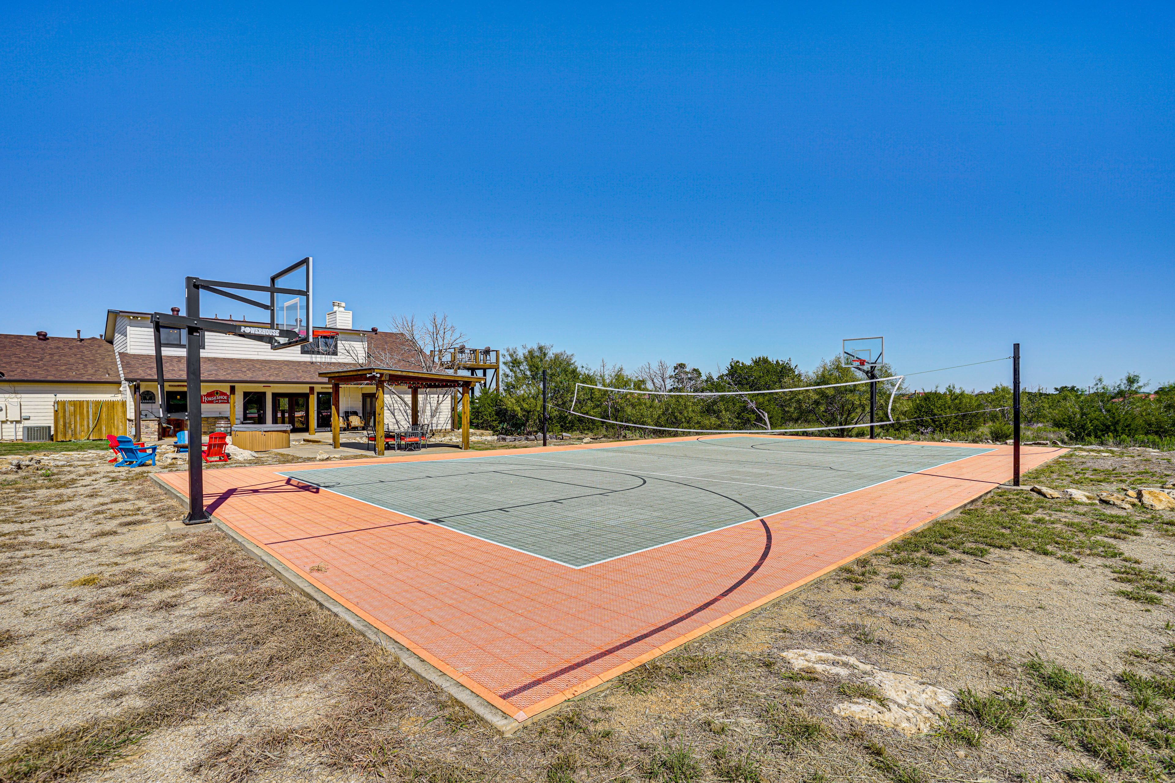 Private Basketball & Volleyball Court | Self Check-In | 0.8 Mi to Marina