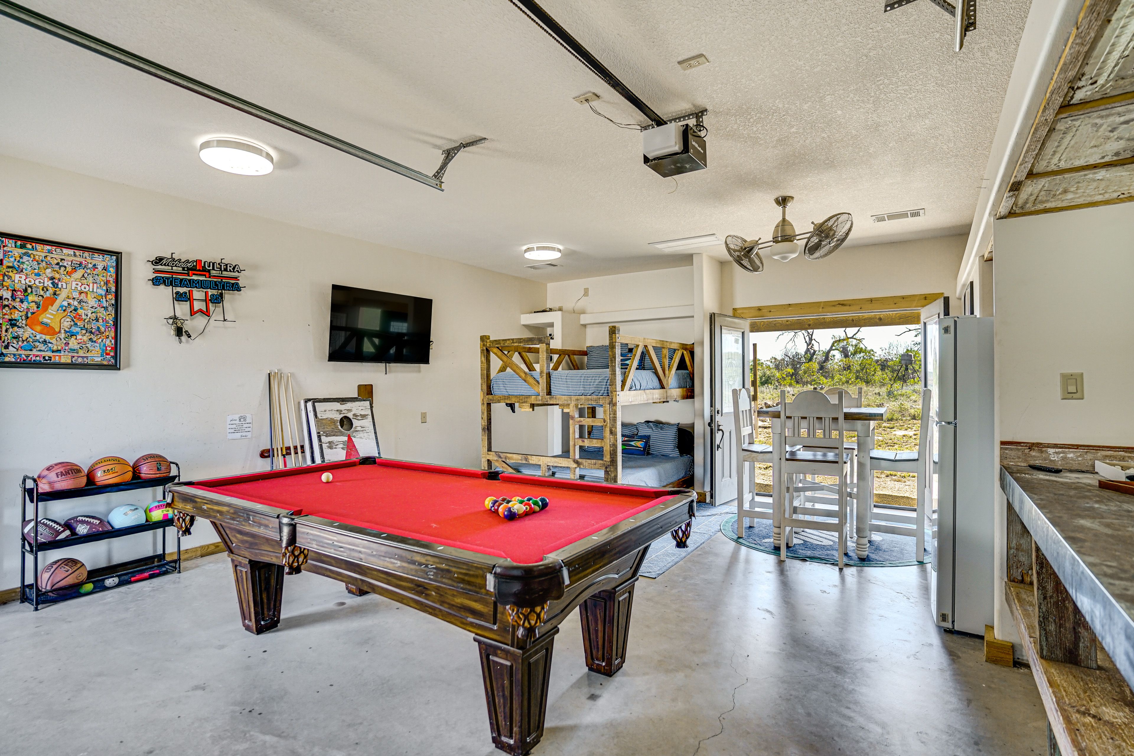 Bedroom 5 (Guest House) | Queen Bunk Bed | Smart TV | Pool Table | Board Games