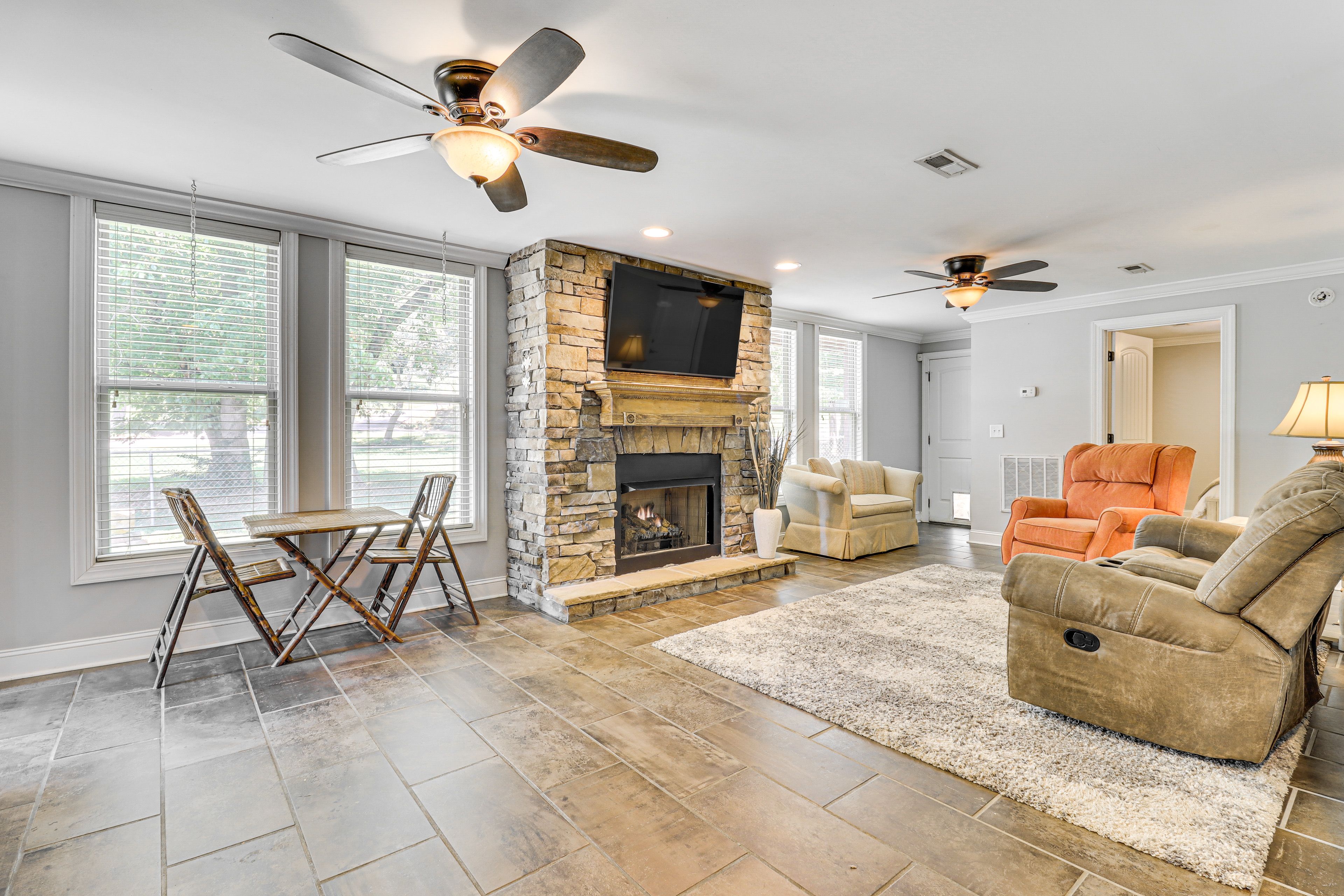 Living Room | Free WiFi | Smart TV | Fireplace | Central A/C