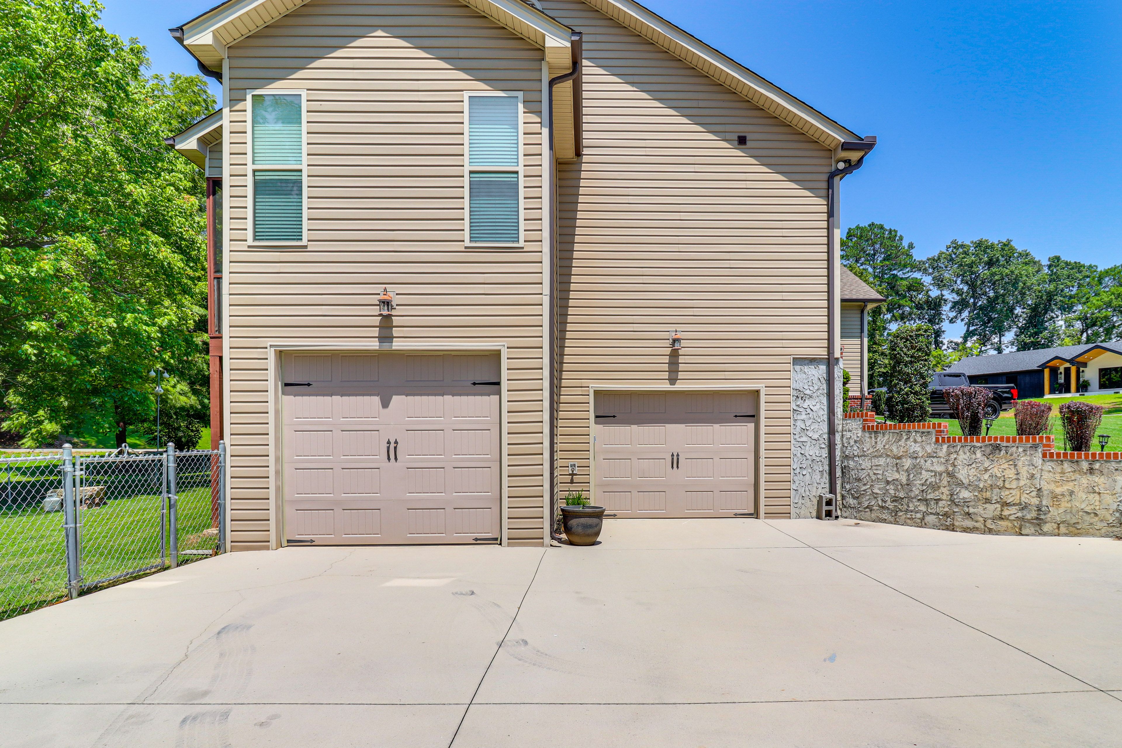 Parking | Driveway (1 Vehicle) | Garage (1 Vehicle)