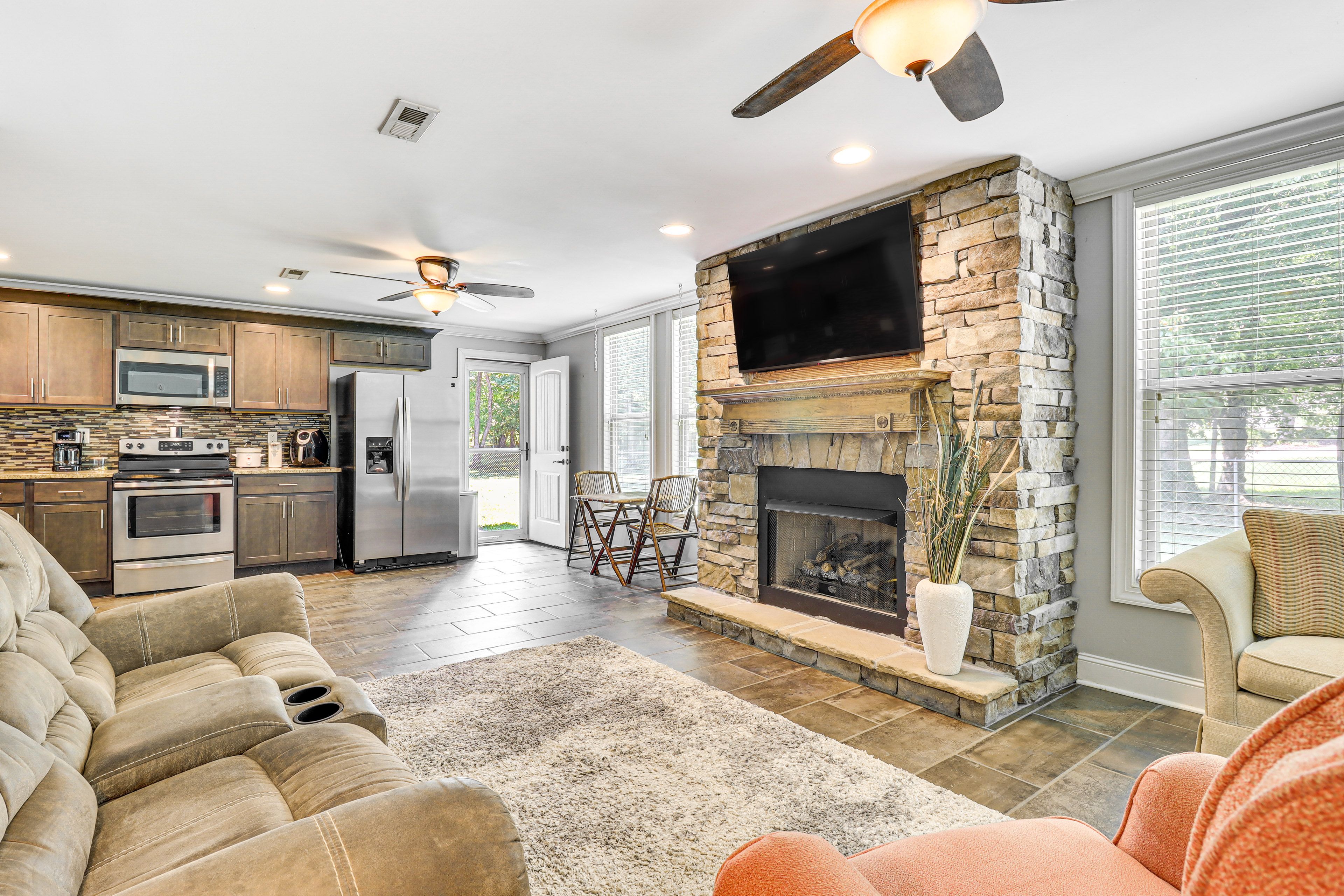Chattanooga Vacation Rental | 1BR | 1BA | 870 Sq Ft | 1 Minor Step to Enter