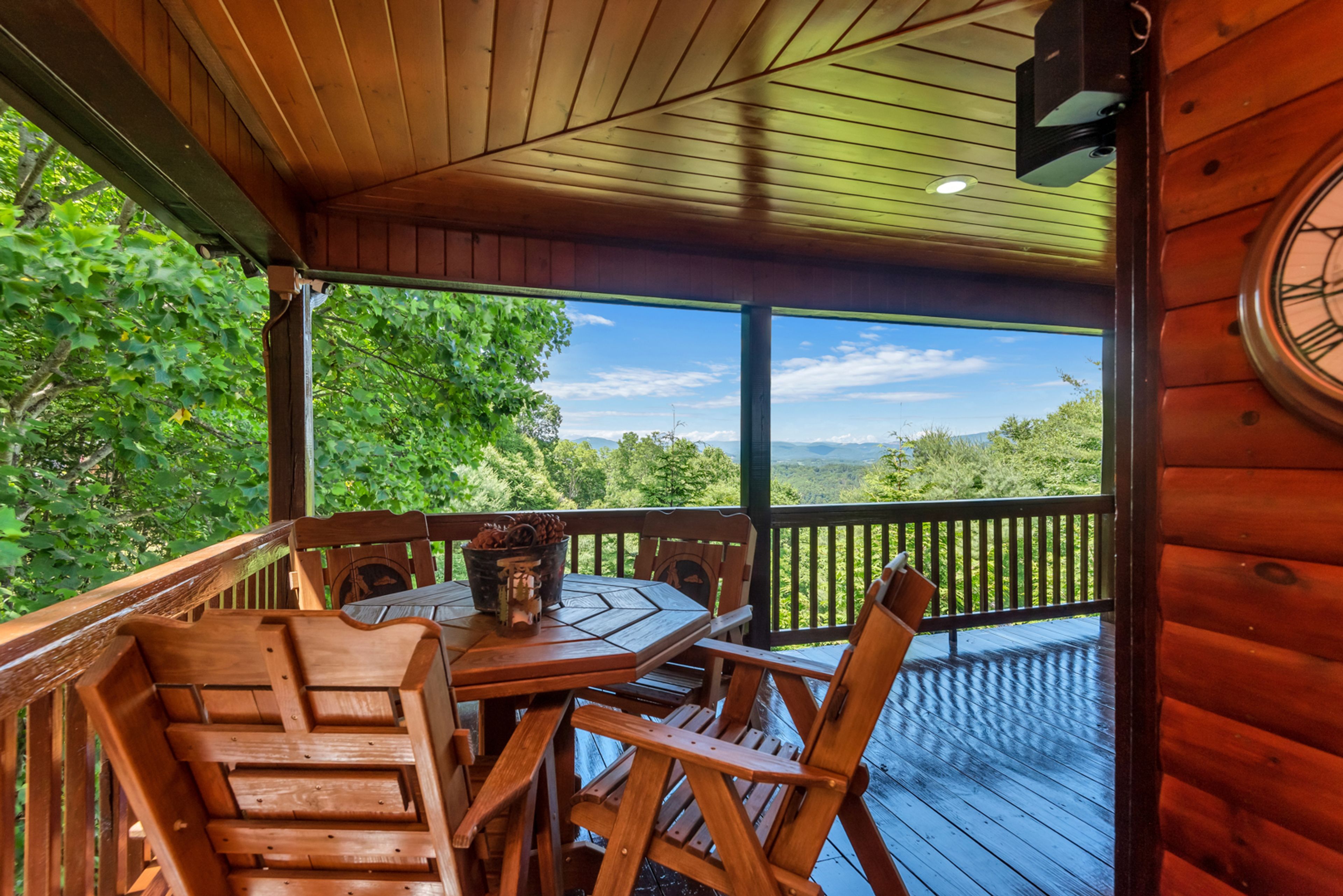 Piney Creek Vacation Rental | 4BR | 3.5BA | 3,500 Sq Ft | Stairs Required