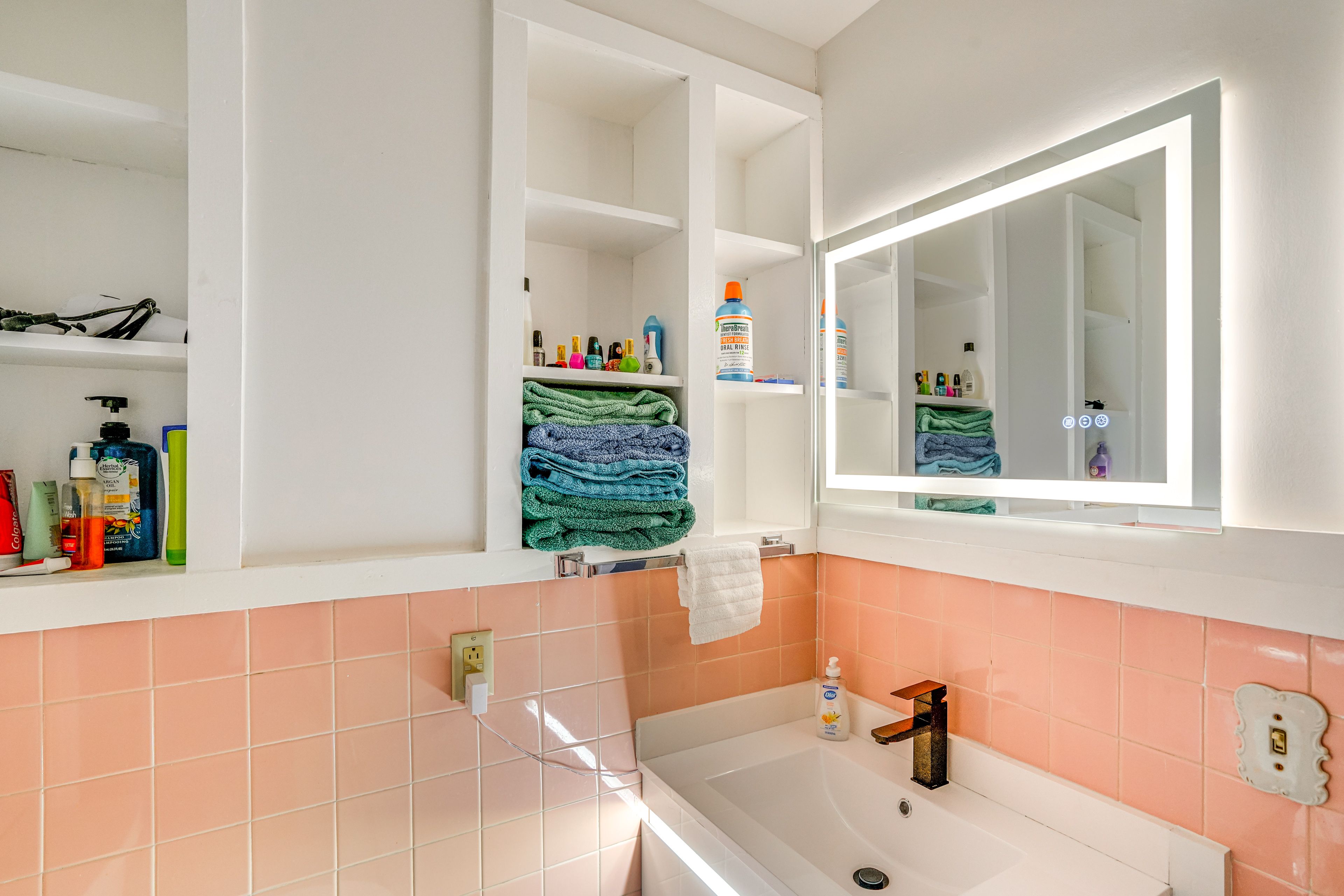 En-Suite Bathroom | Main Level | Towels Provided