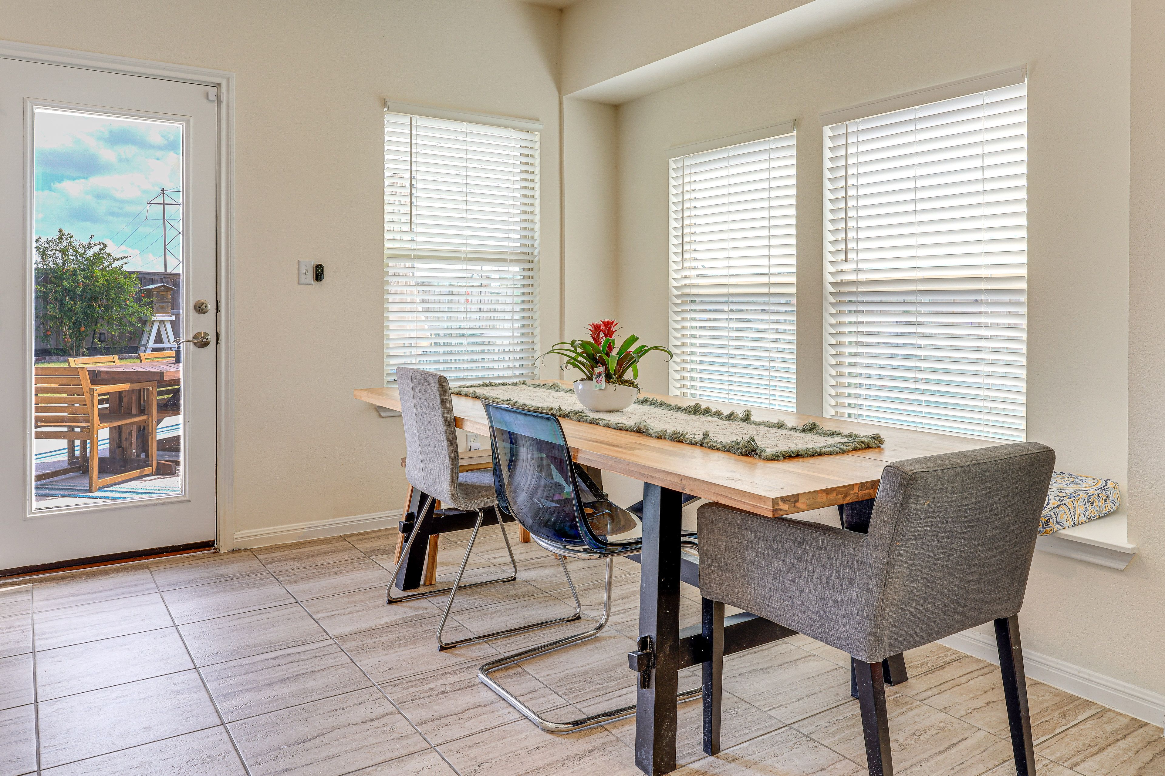 Dining Area | Dishware/Flatware Provided | 1st Floor
