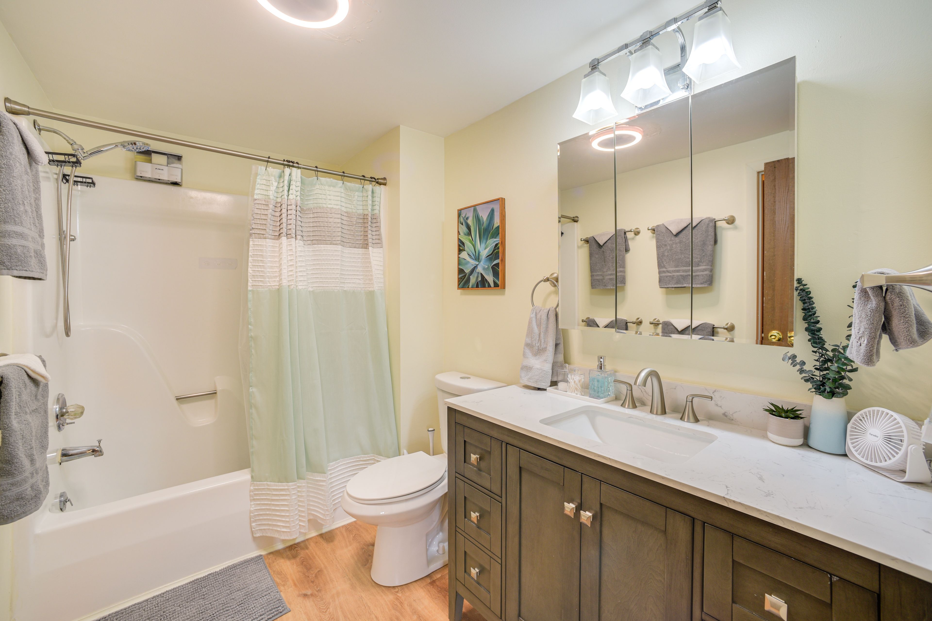 Full Bathroom | Complimentary Toiletries | Towels Provided | 2nd Floor