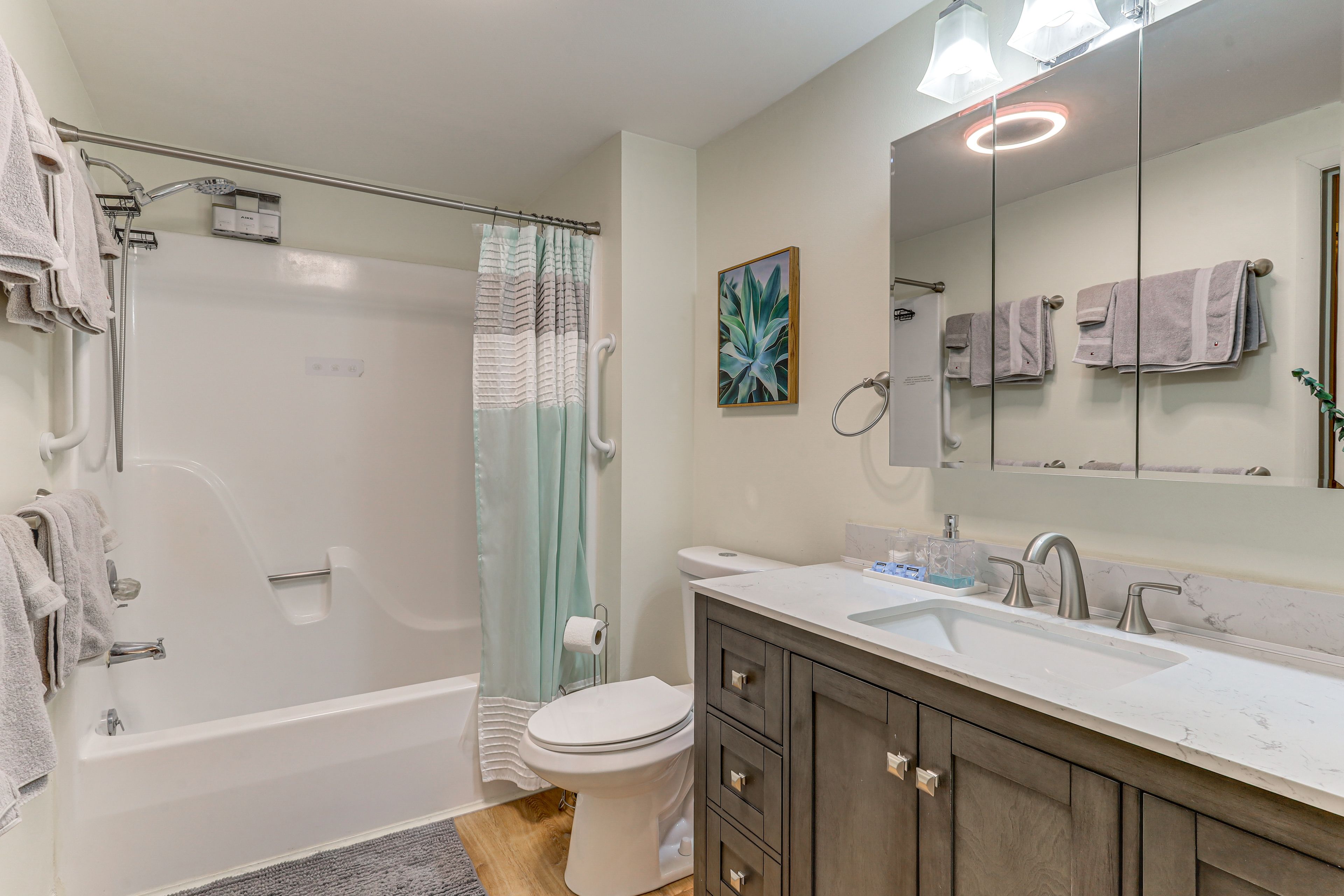 Full Bathroom | Complimentary Toiletries | Towels Provided | 2nd Floor