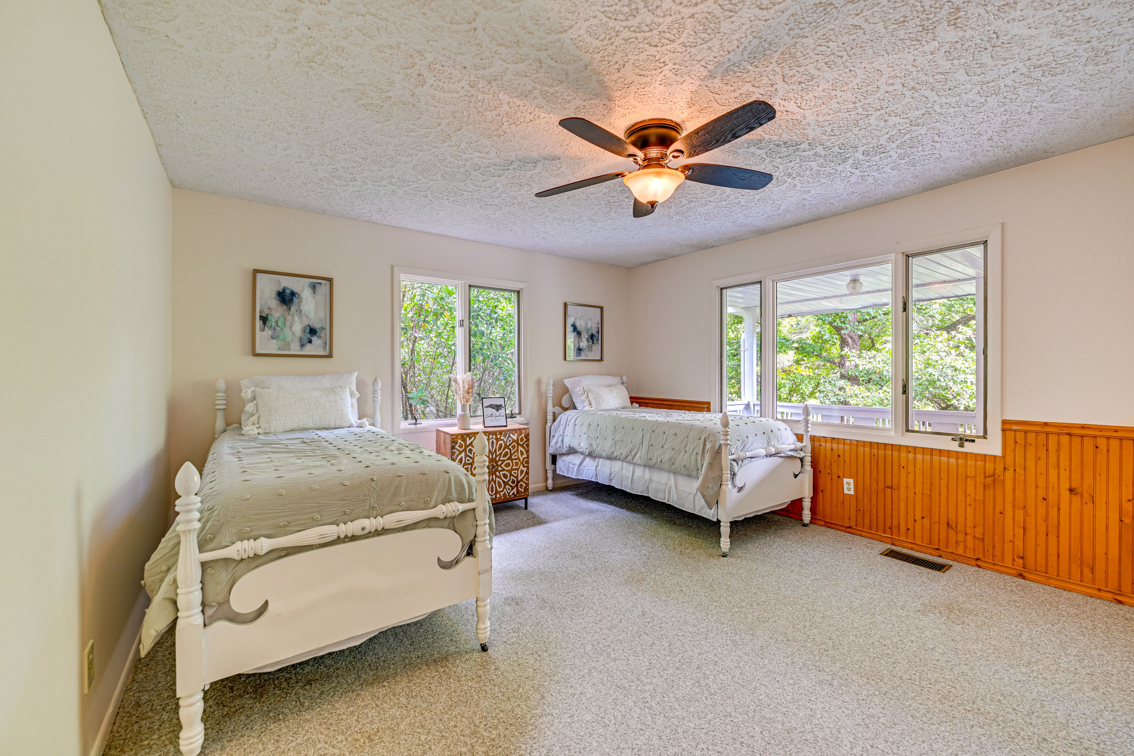 Bedroom 3 | 2 Twin Beds | Flat-Screen TV | 1st Floor