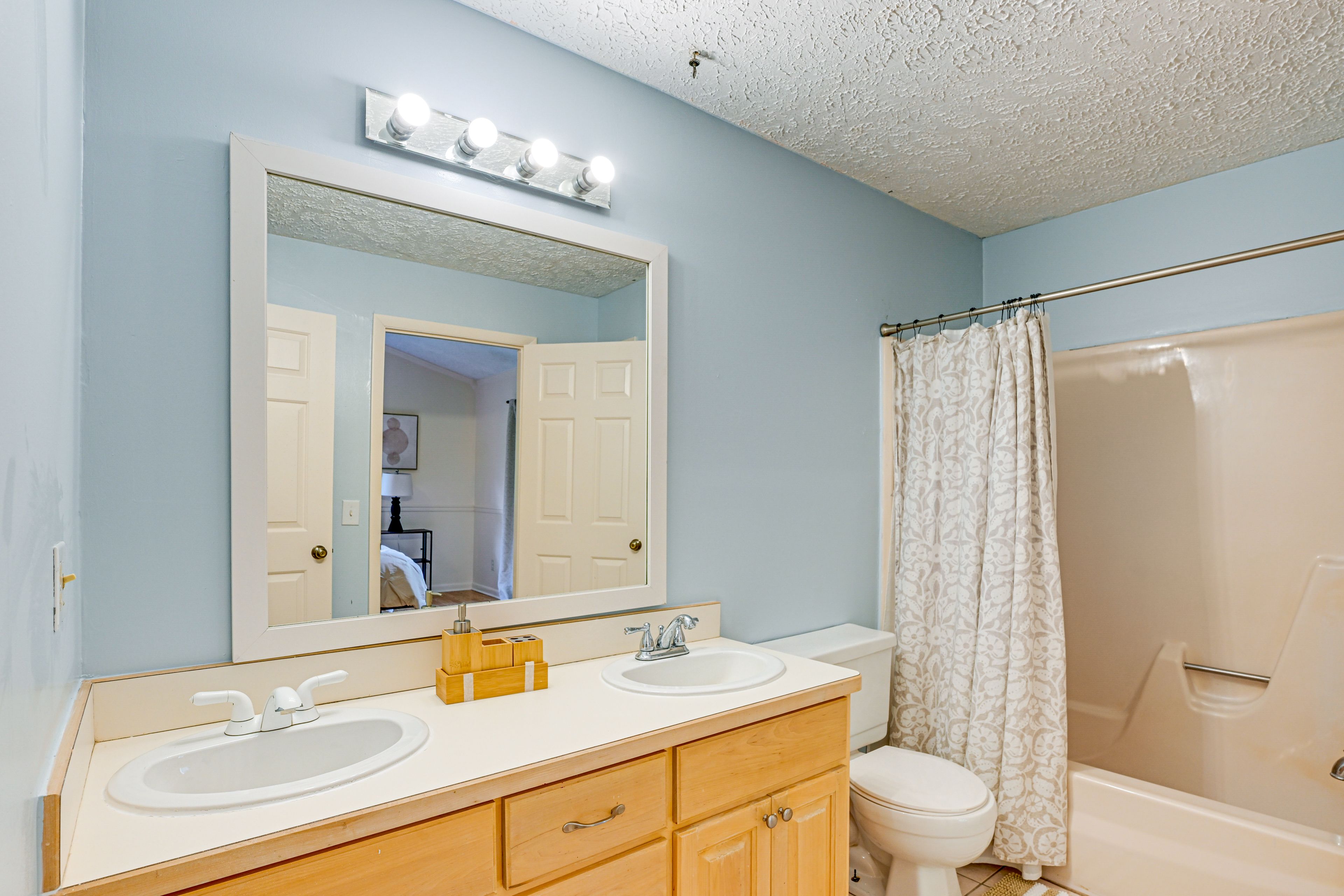 Full Bathroom | Towels Provided | 2nd Floor
