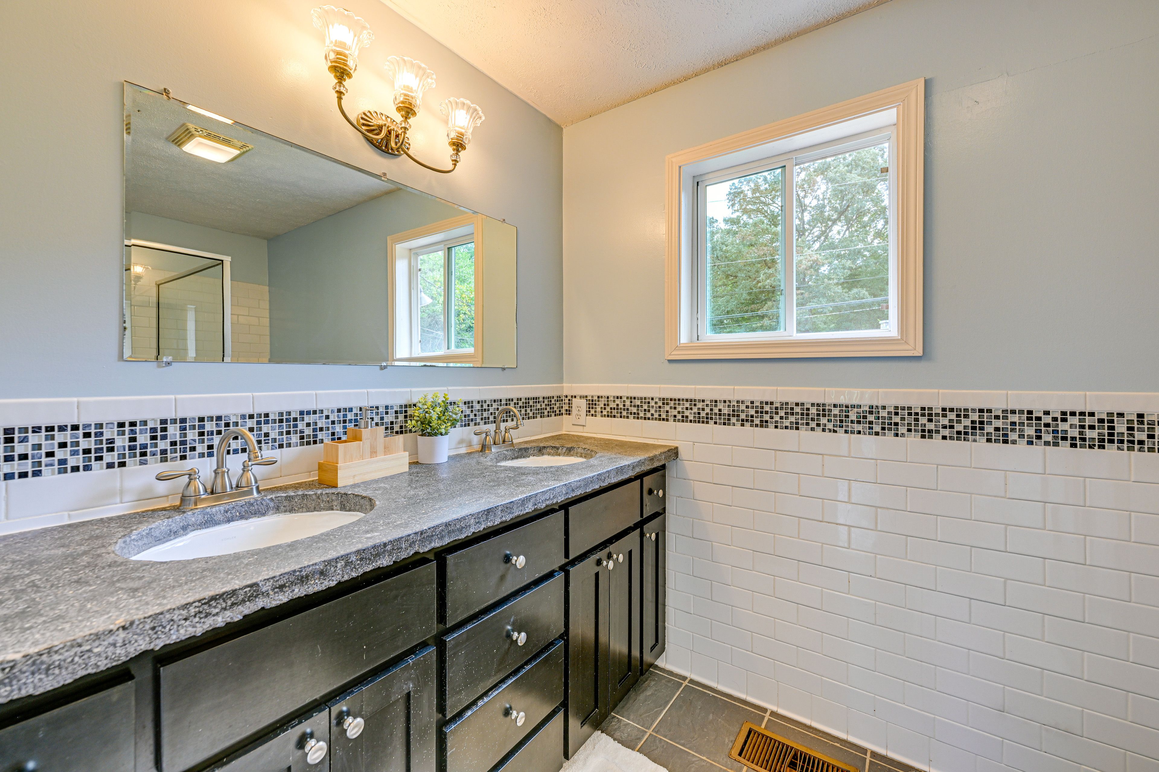 Full Bathroom | Complimentary Toiletries | 2nd Floor