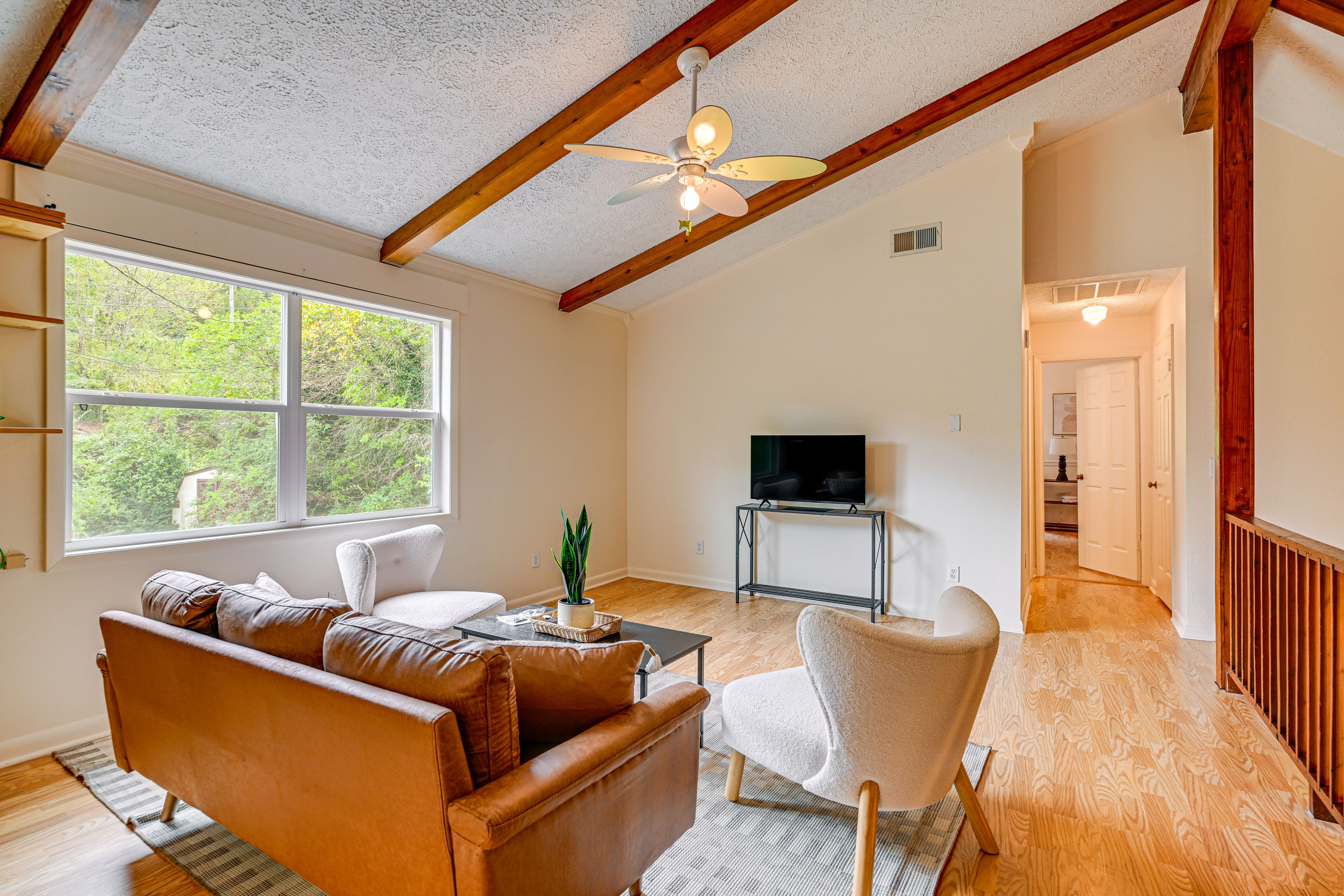 Upper Living Area | Flat-Screen TV | 2nd Floor