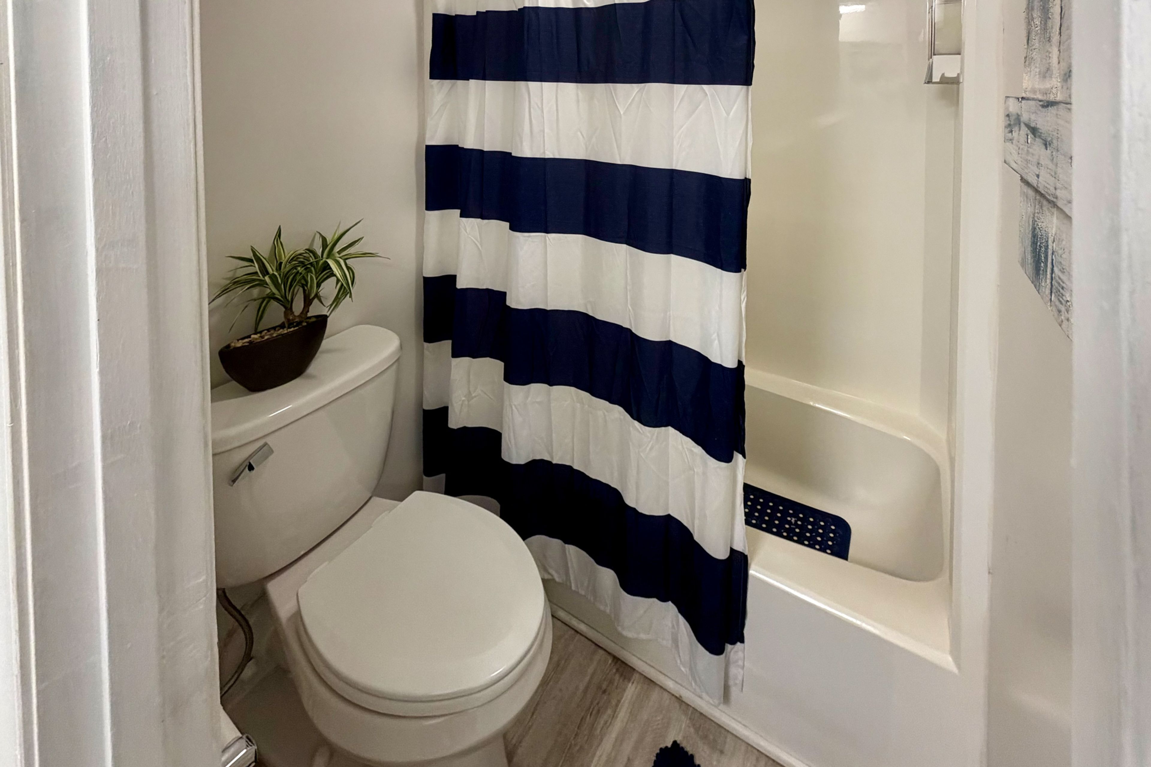 Jack-and-Jill Bathroom | Towels Provided | 2nd Floor