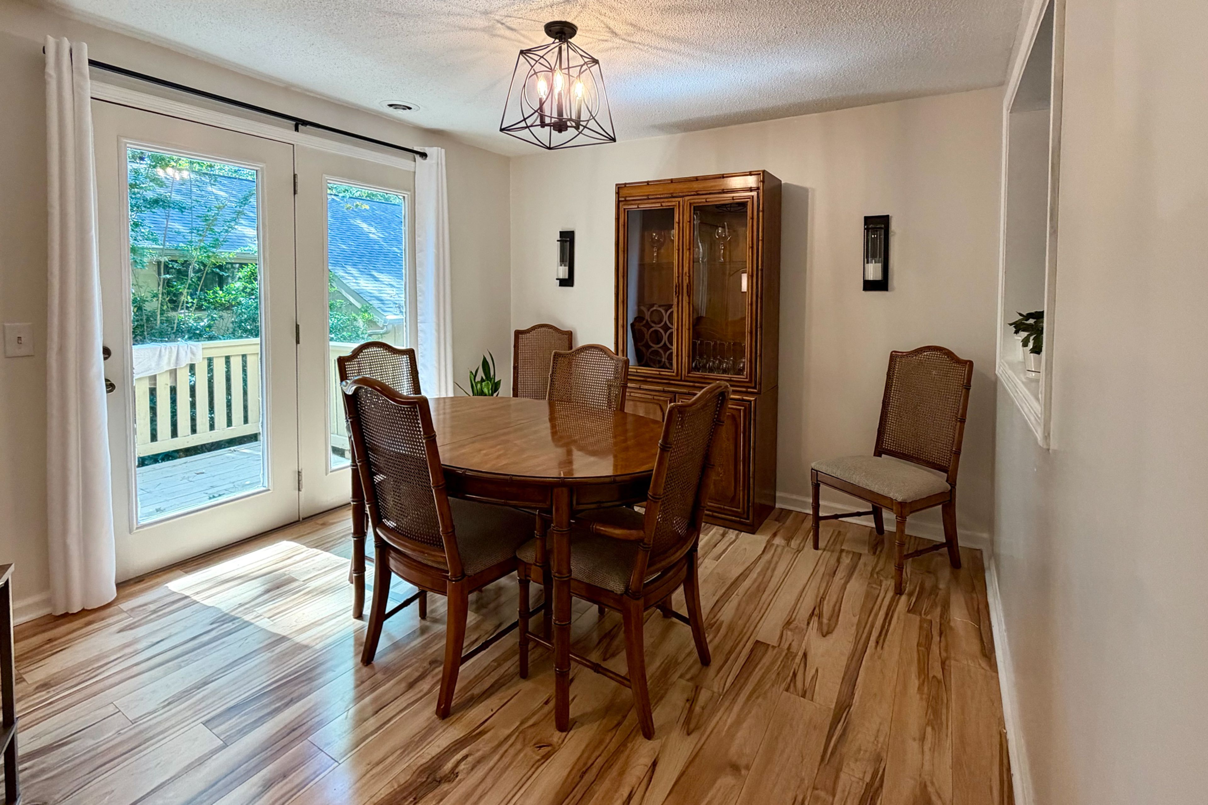 Dining Area | Dishware & Flatware Provided | Central A/C | 1st Floor