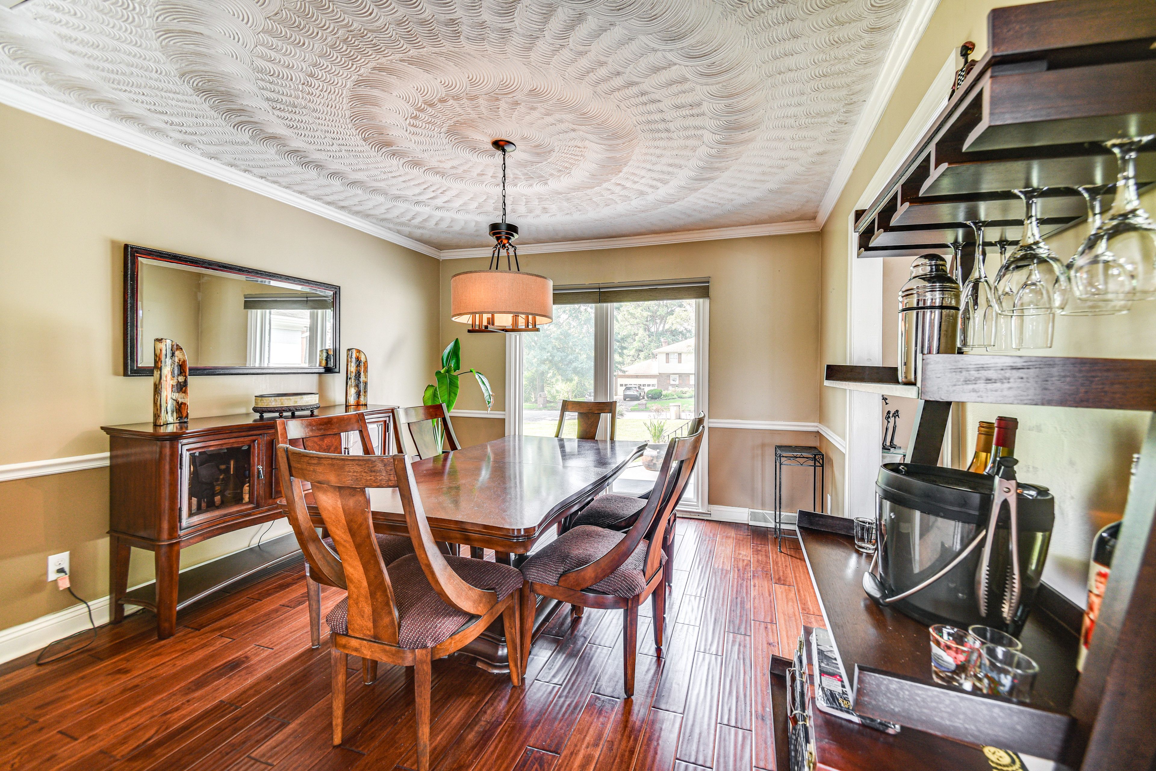 Dining Table | Dishware/Flatware