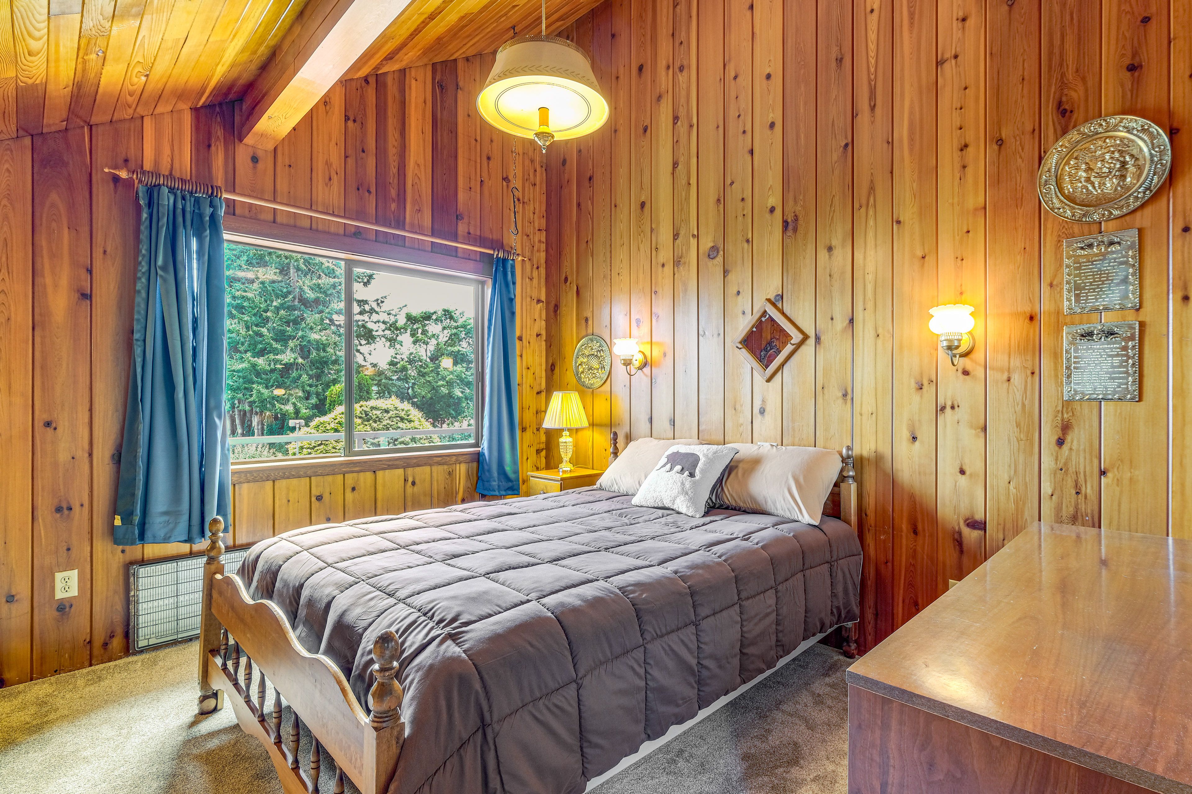 Bedroom 3 | 2nd Floor | Queen Bed
