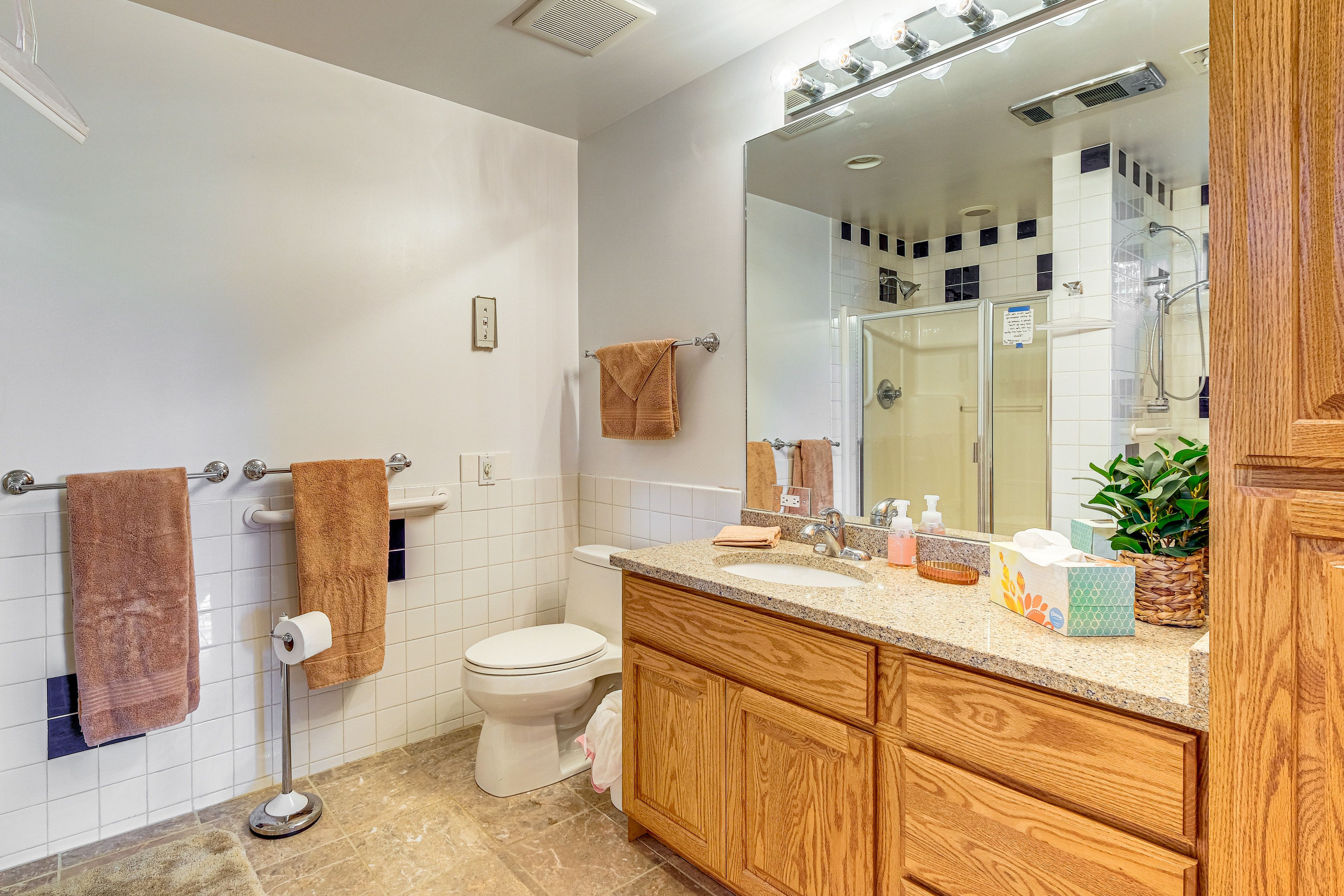 En-Suite Bathroom | 1st Floor | Towels Provided | Jetted Tub | Shower