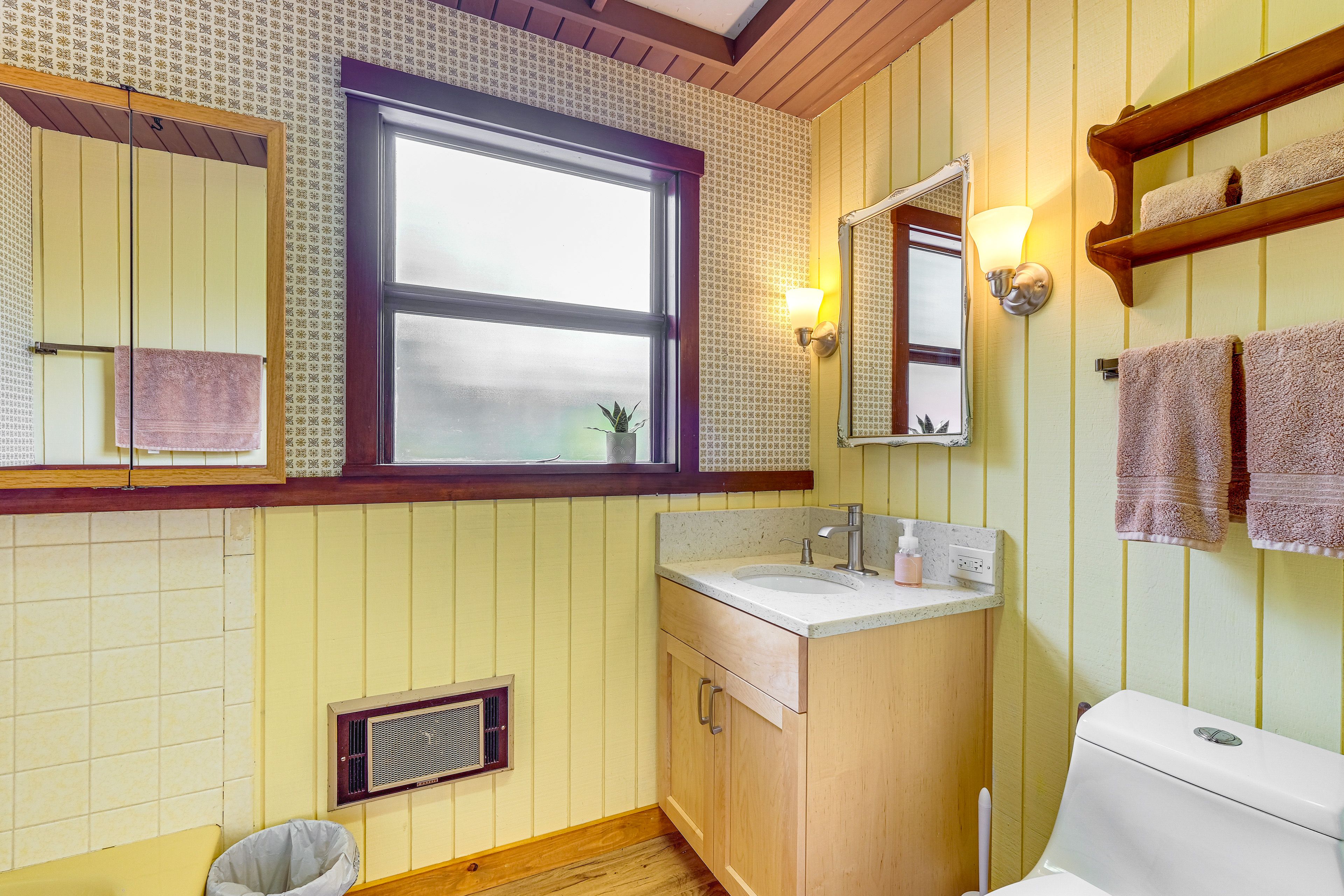 Full Bathroom | 1st Floor | Bathtub | Complimentary Toiletries