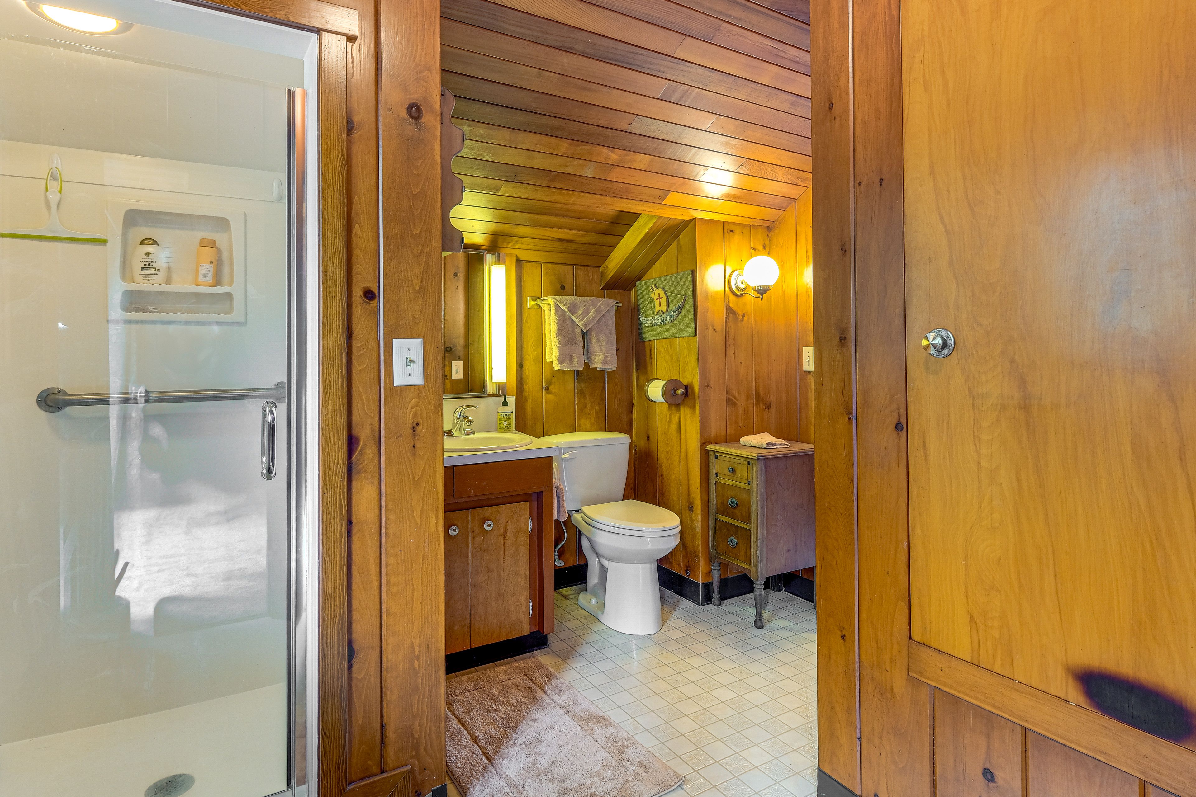 Full Bathroom | 2nd Floor | Shower w/ Grab Rail