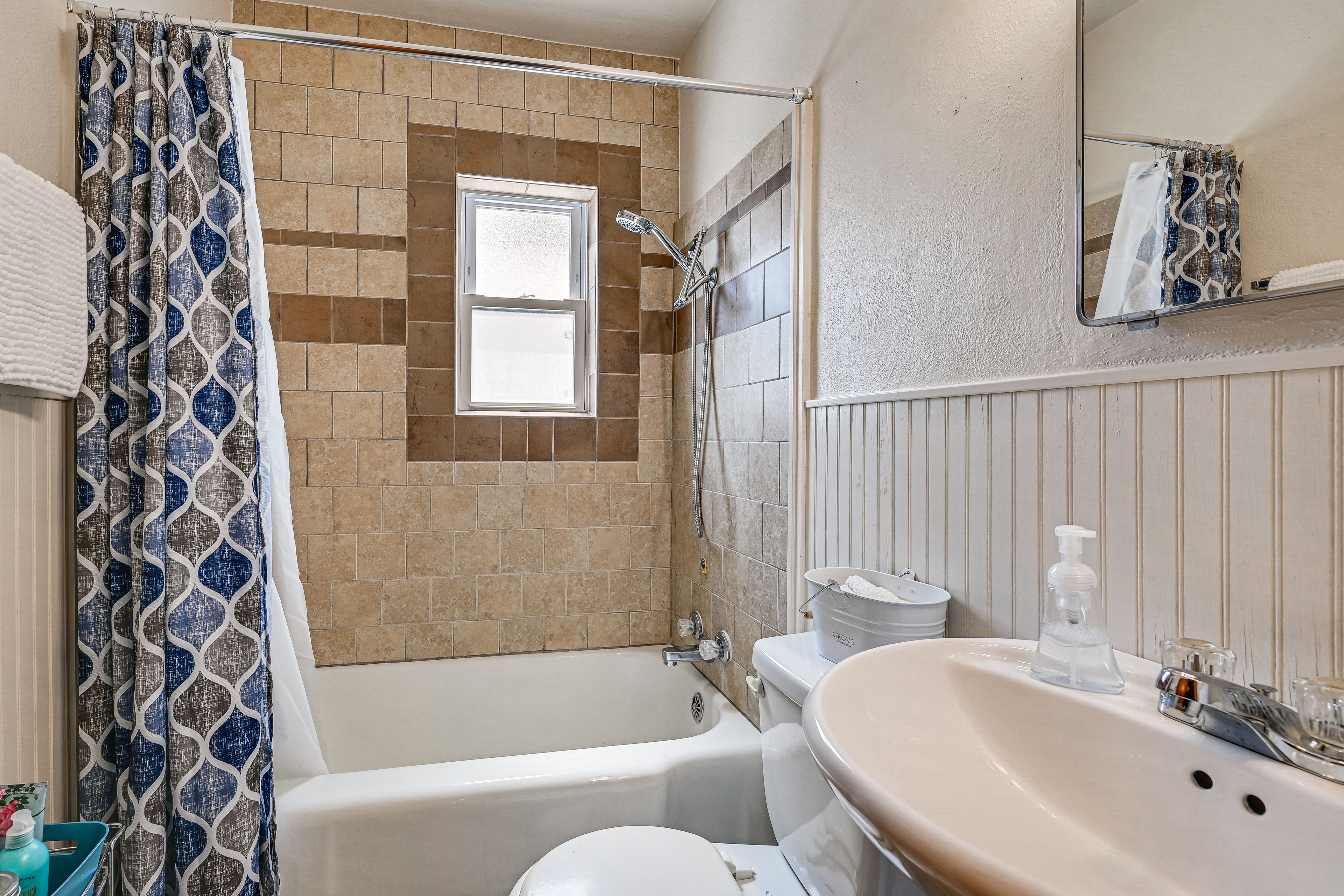 Full Bathroom | Towels Provided